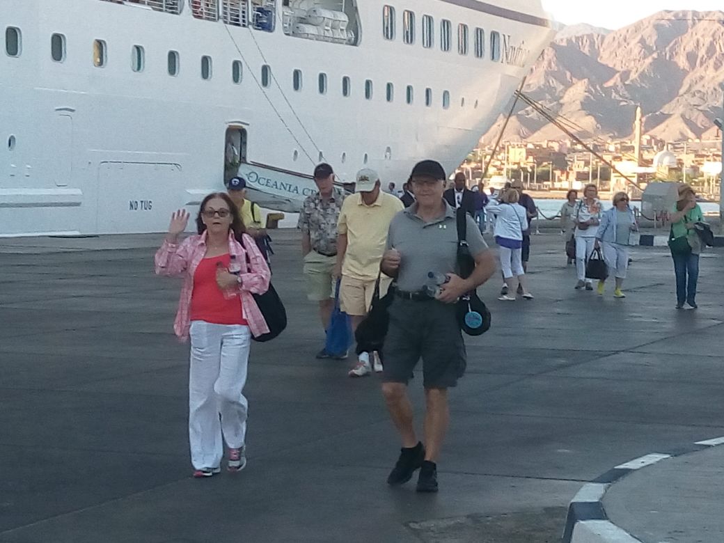 عدد من السياح بعد نزولهم من السفن