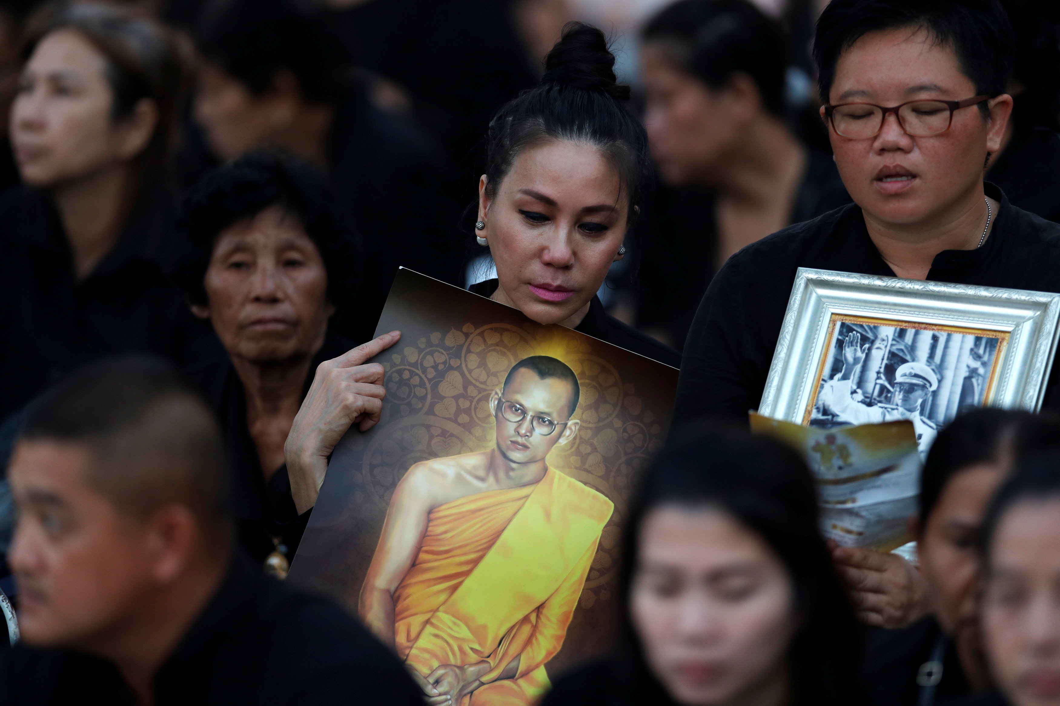 مشيعون يحملون صورة ملك تايلاند الراحل
