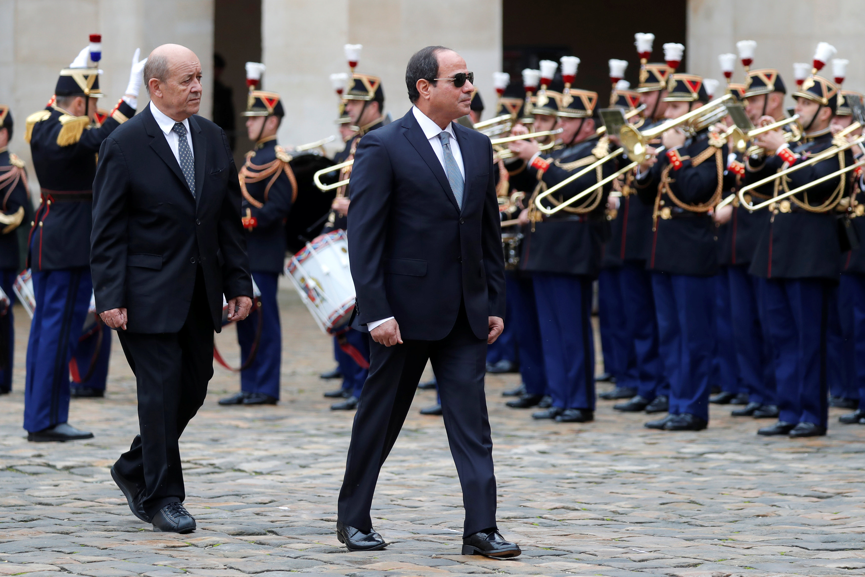 السيسى ووزير خارجية فرنسا يستعرضان حرس الشرف