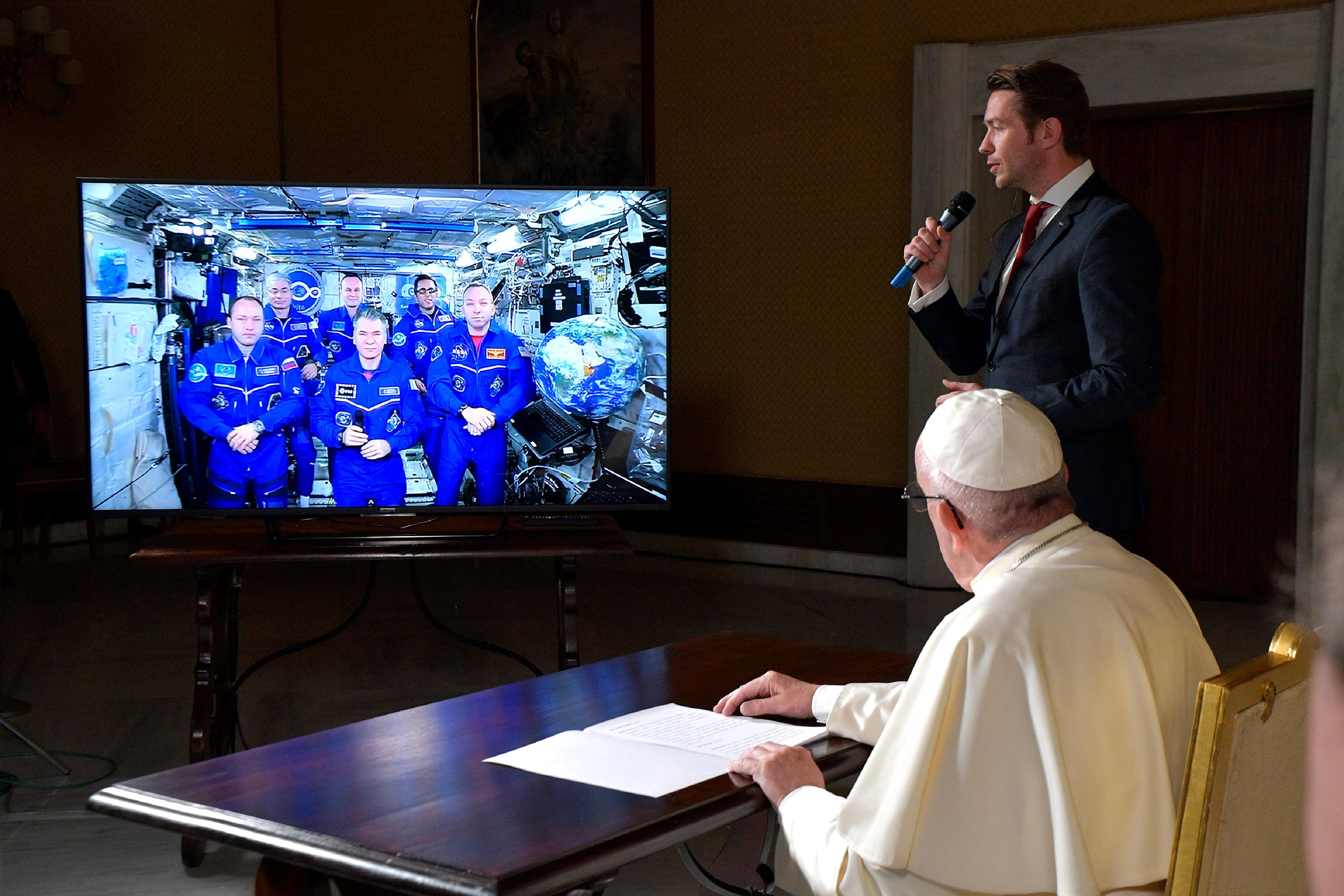 البابا يتحدث لرواد فضاء