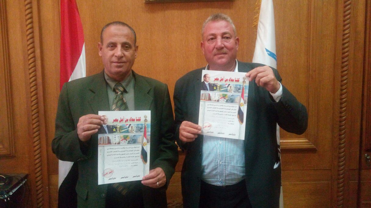 رئيس هيئة السكة الحديد يوقع على استمارة علشان تبنيها  لدعم ترشح الرئيس لفترة ثانية (2)