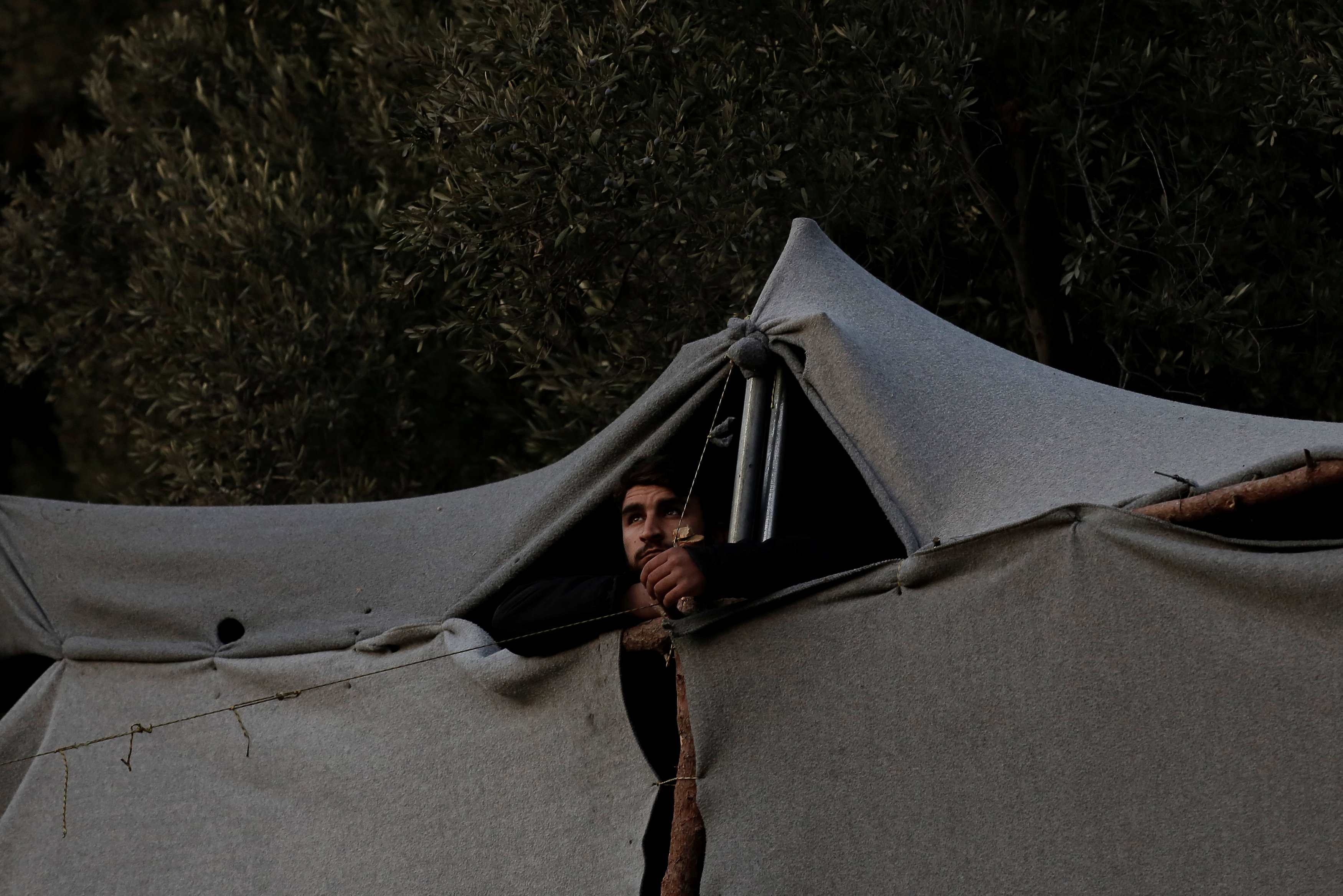 خيمة ممزقة لاحد اللاجئون فى اليونان