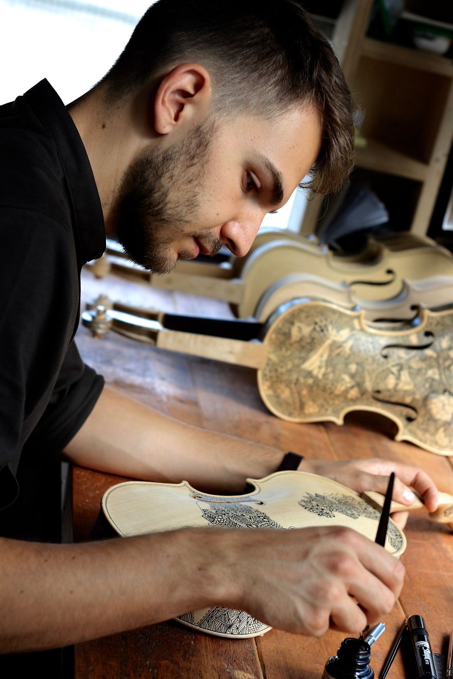 Leonardo Frigo أثناء الرسم على الكمان