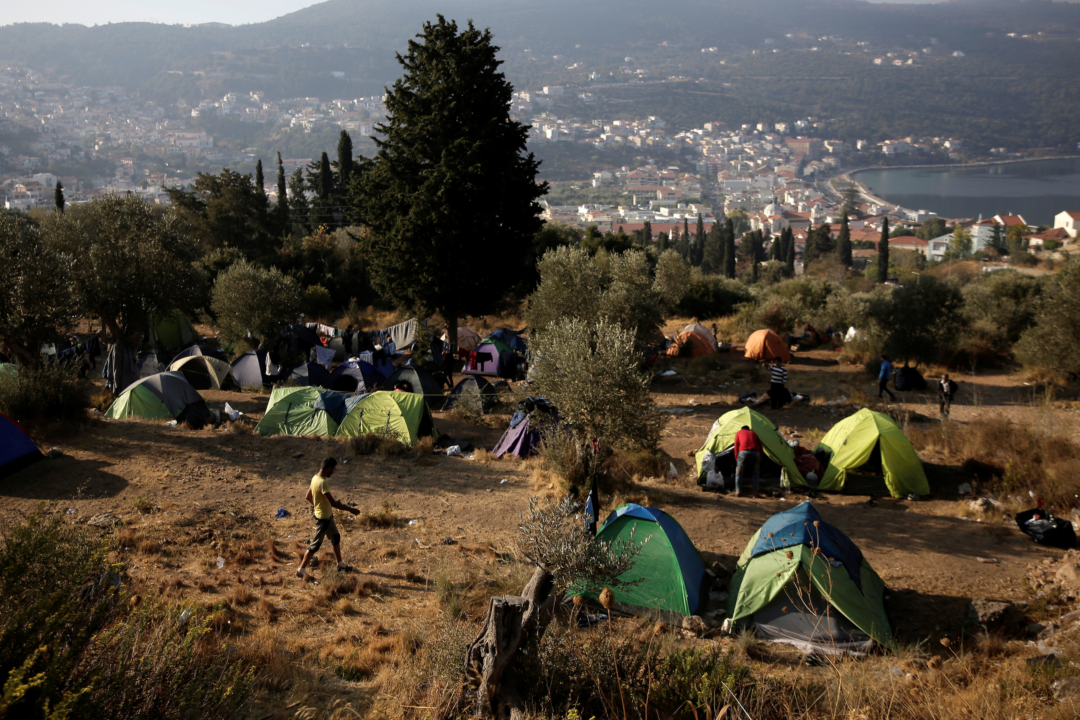 عدد من الخيم فى اليونان