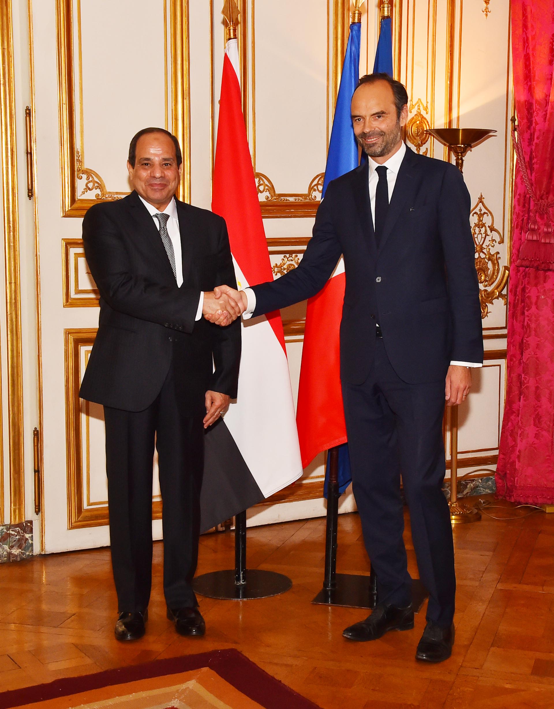 الرئيس السيسى يصافح رئيس وزراء فرنسا