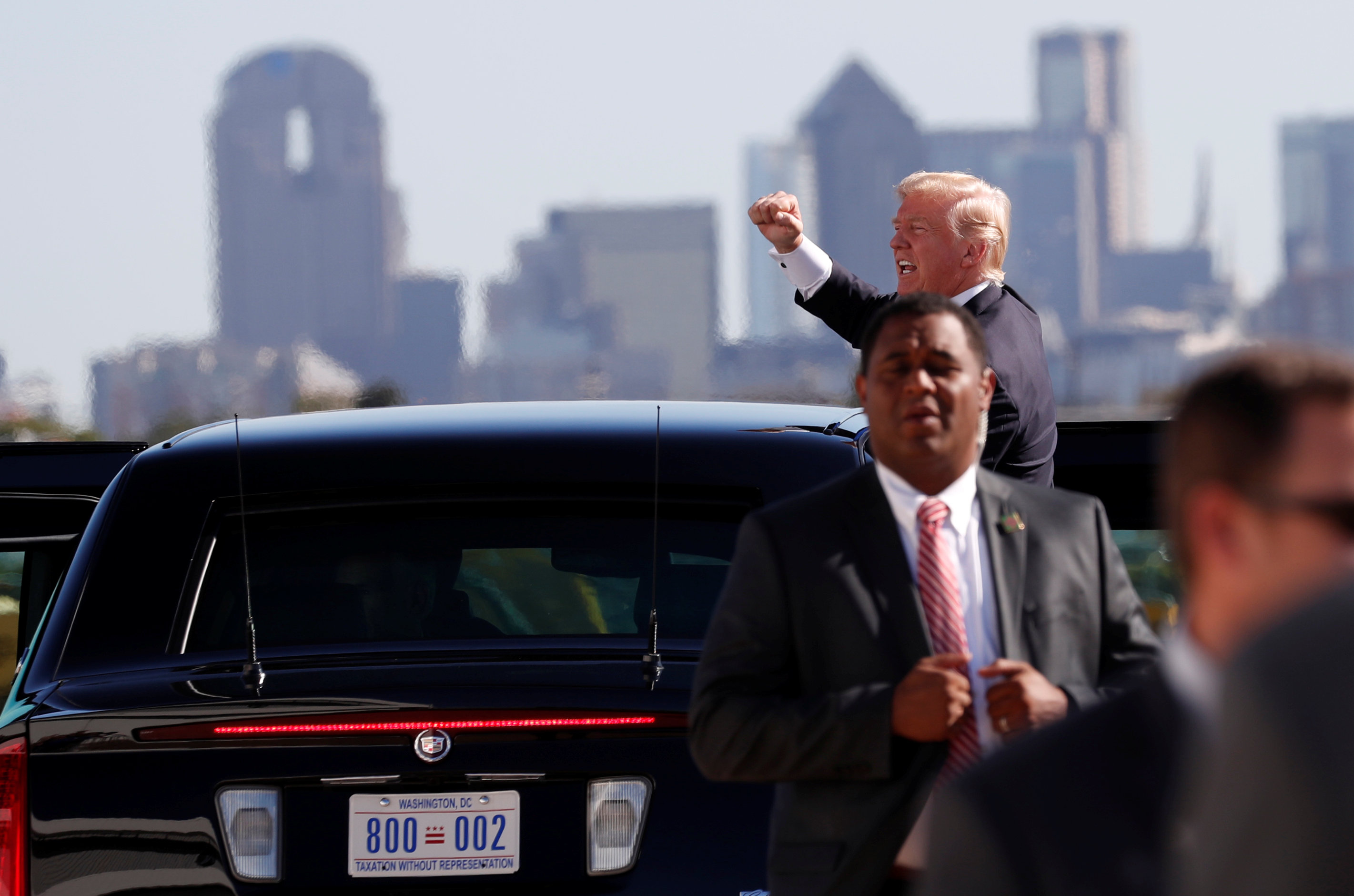ترامب يستقل سيارته