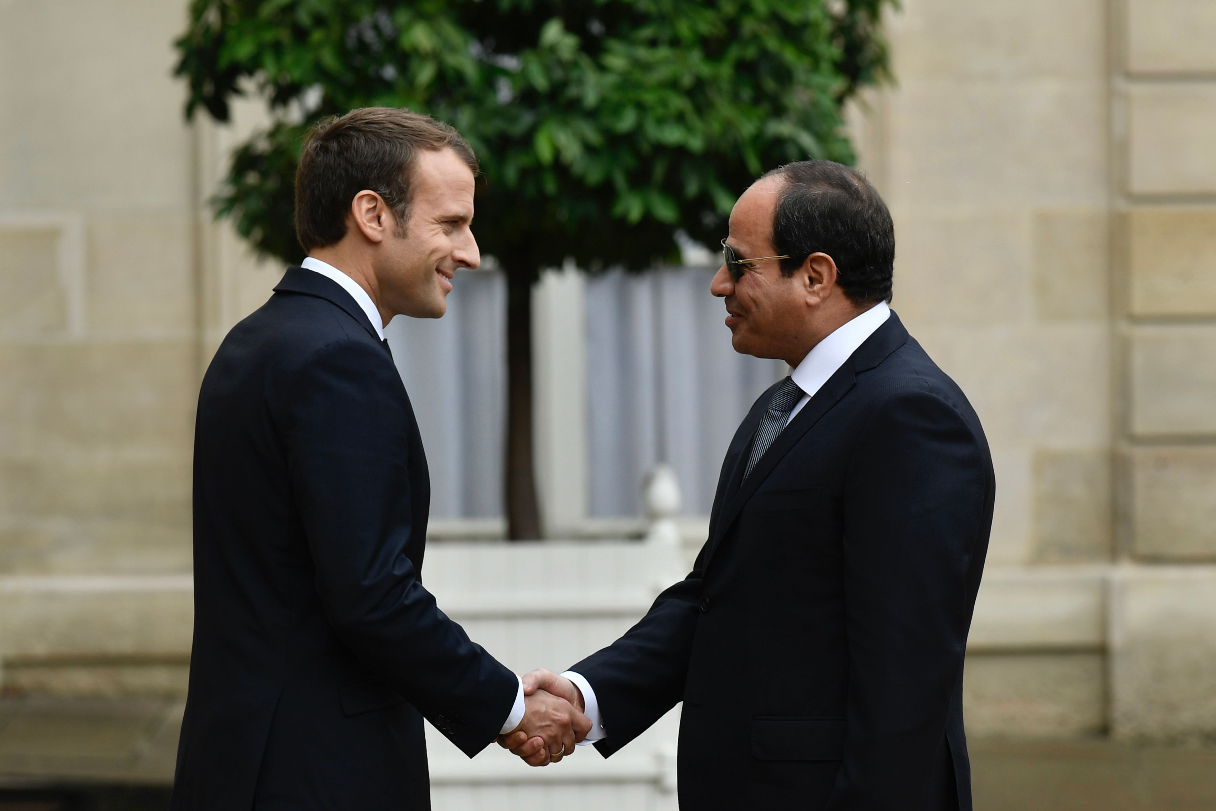 تصافح رئيسا مصر وفرنسا