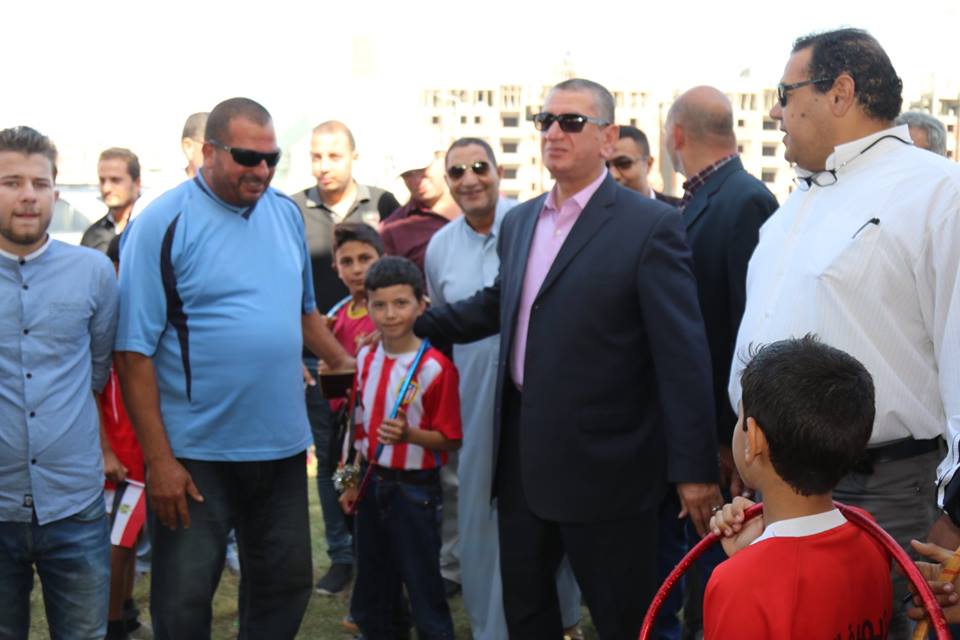 محافظ كفر الشيخ بين أطفال البرلس عقب عروضهم استعداداً للعيد القومى