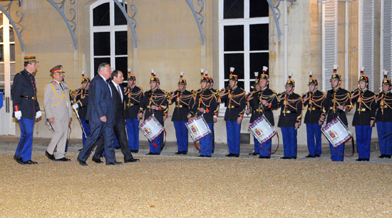 استعراض حرس الشرف خلال زيارة السيسى لمجلس الشيوخ الفرنسى