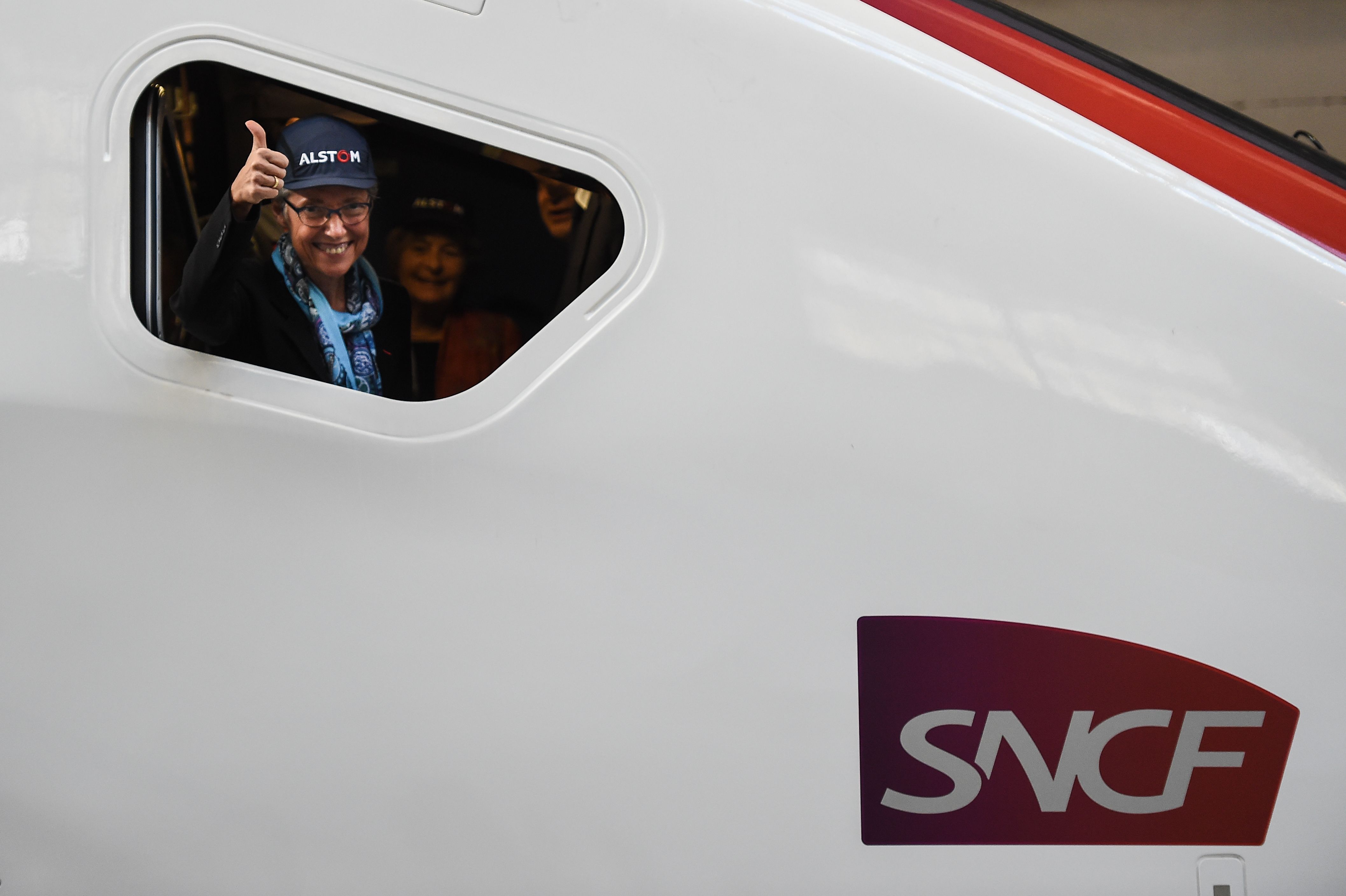 زيرة النقل الفرنسية اليزابيث بورن تشير من نافذة القطار