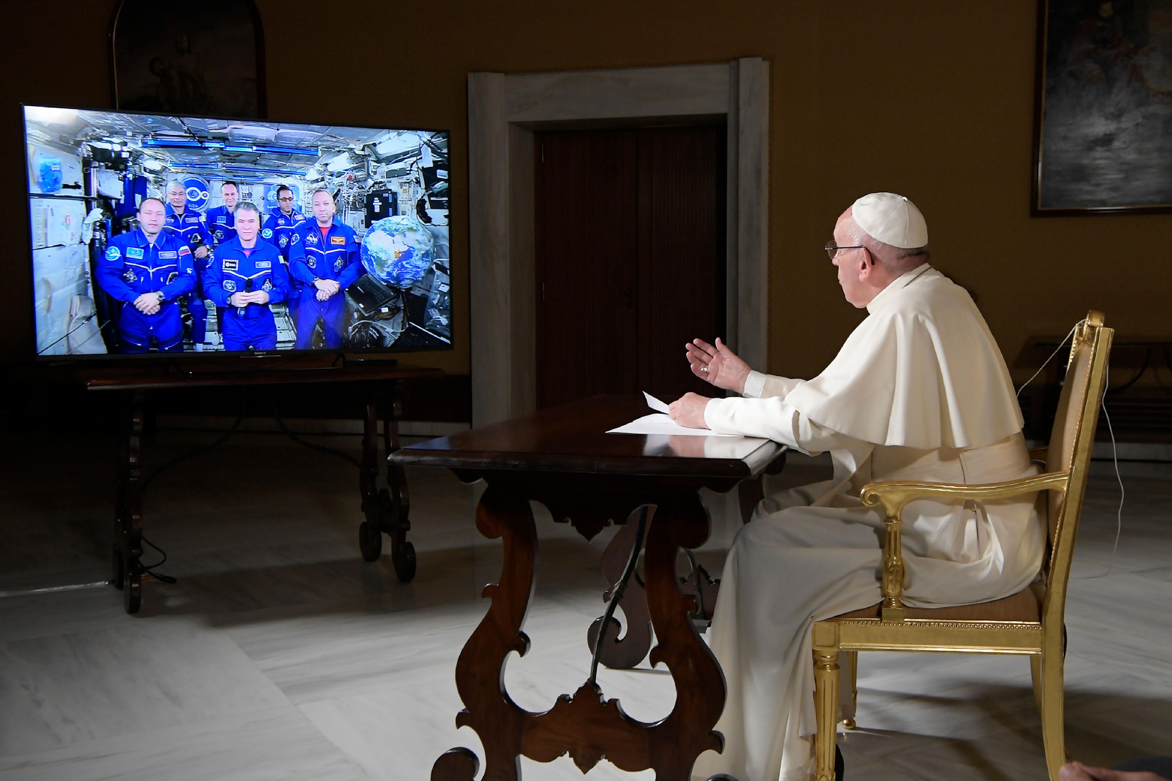 حديث البابا لرواد الفضاء خلال اتصال فيديو