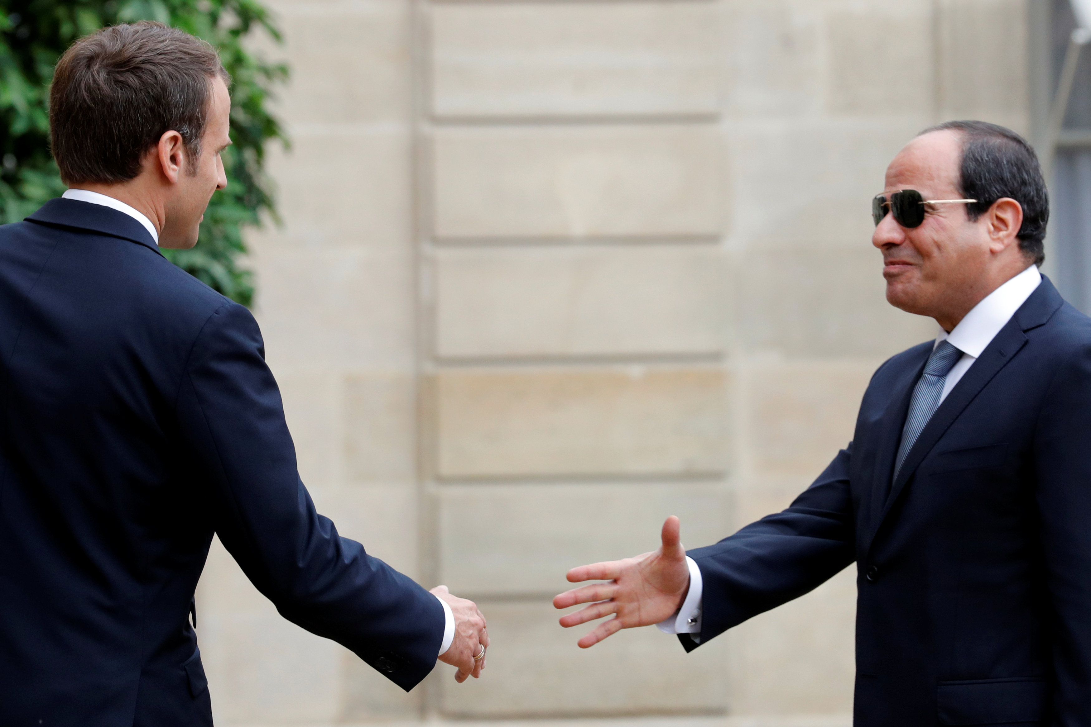 مصافحة بين رئيسا مصر وفرنسا