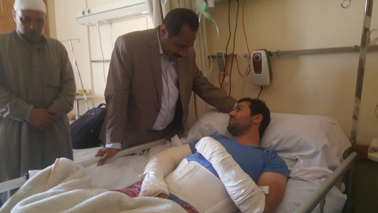 مصطفى النمر يتفقد أحد المصابين