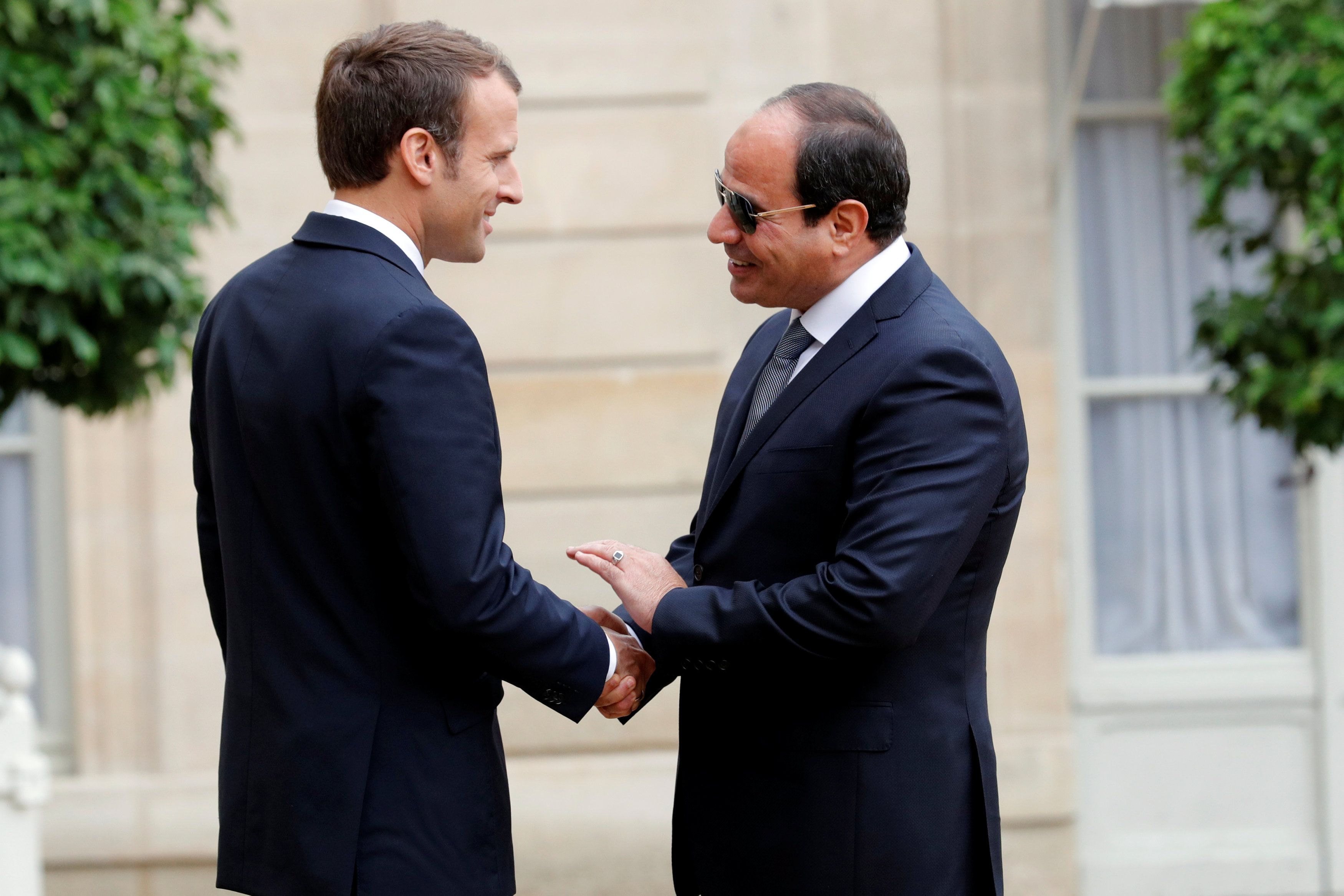 ماكرون يصافح الرئيس السيسى خلال استقباله فى باريس