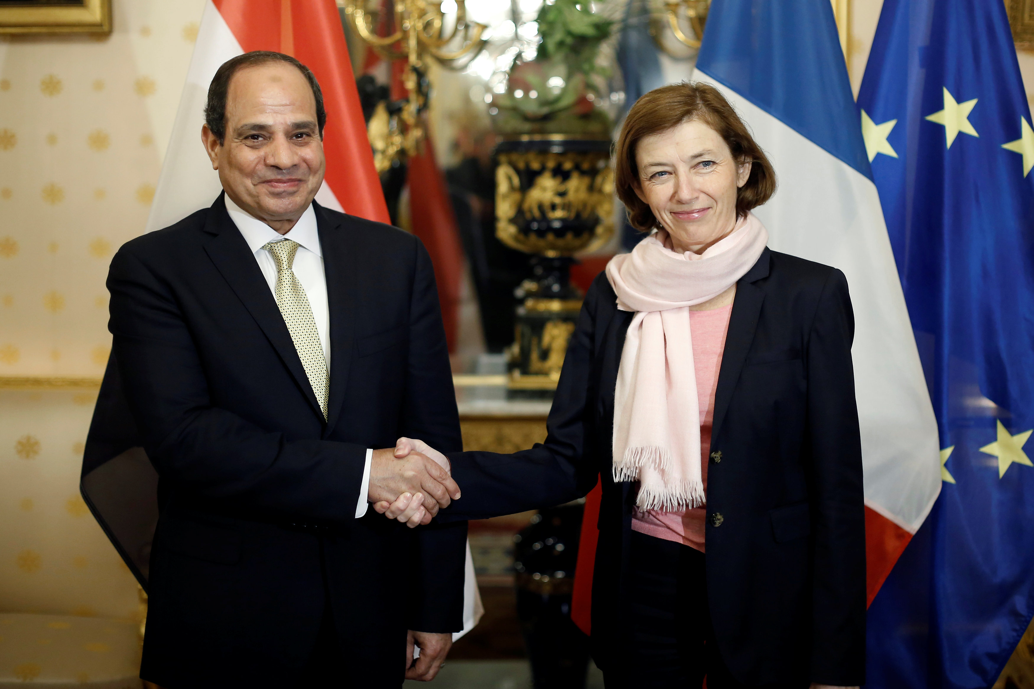 الرئيس السيسى يصافح وزيرة الدفاع الفرنسية