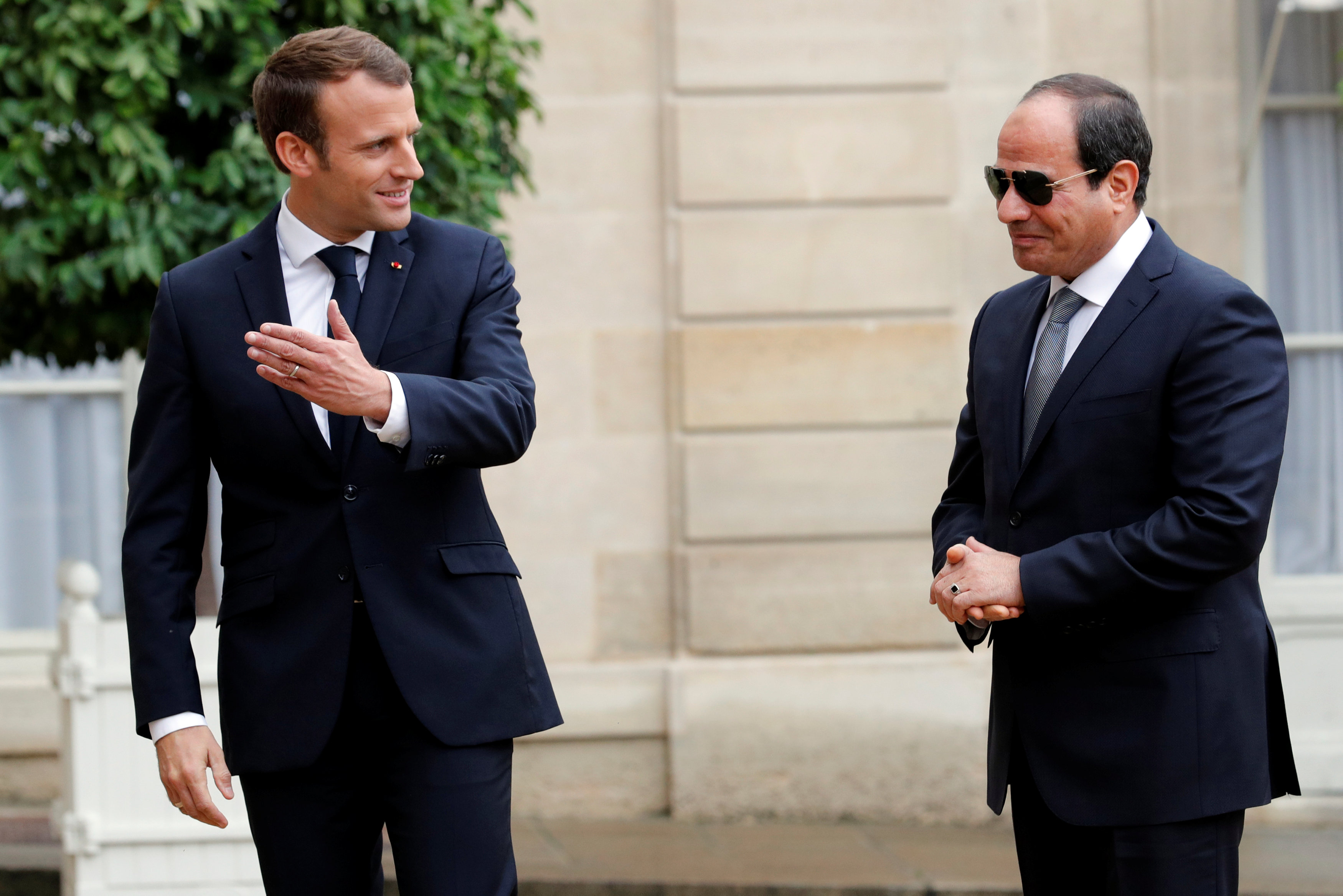 ماكرون يرحب بالرئيس السيسى فور وصوله باريس