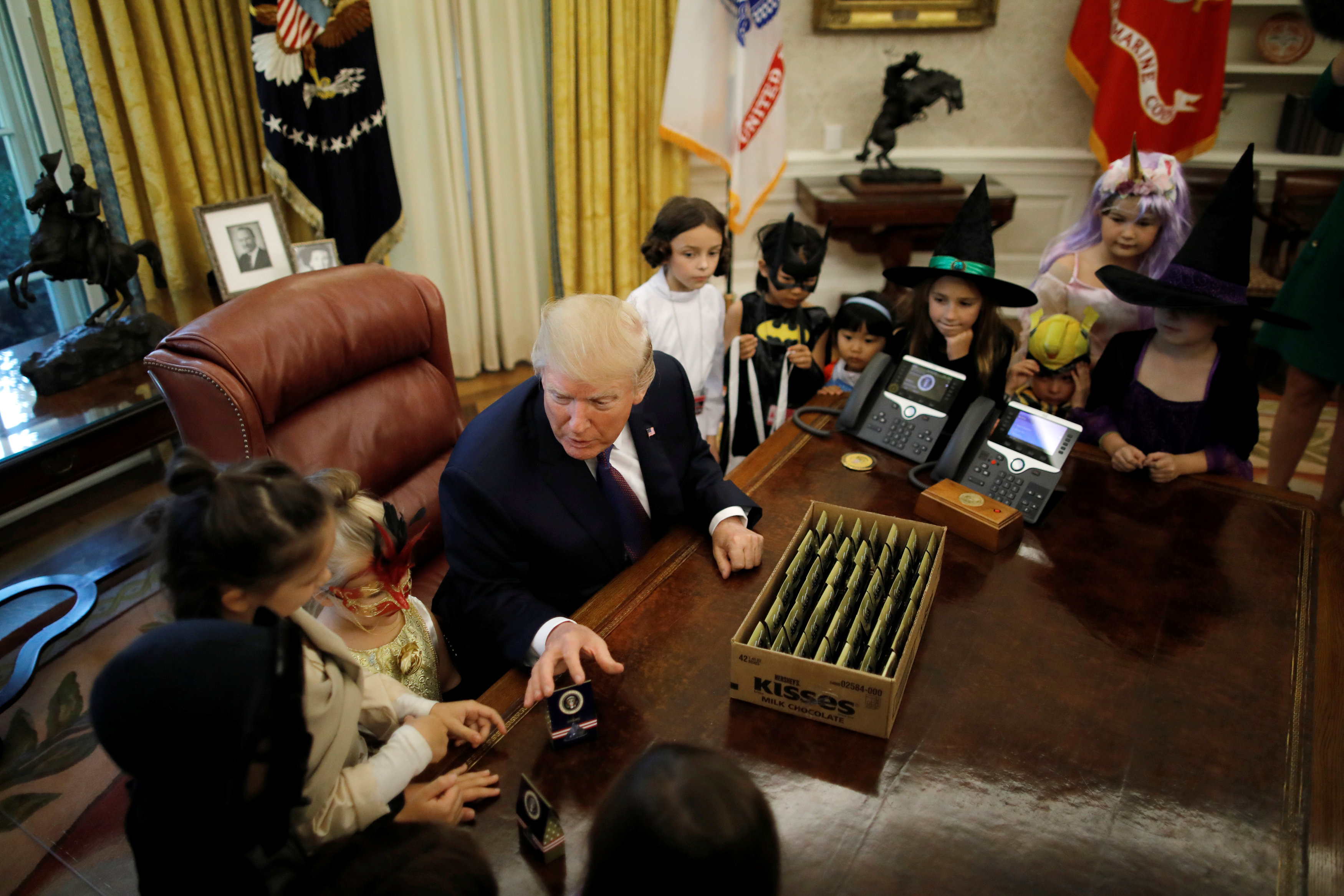 ترامب يلعب مع الأطفال