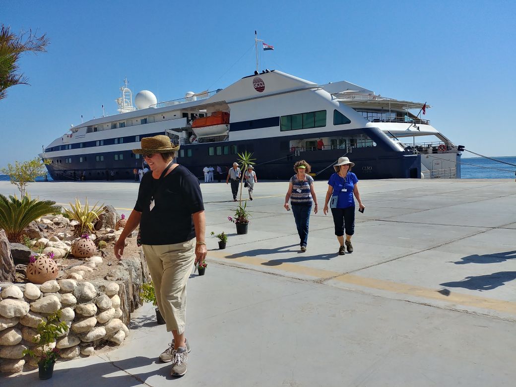وصول السياح الى الميناء