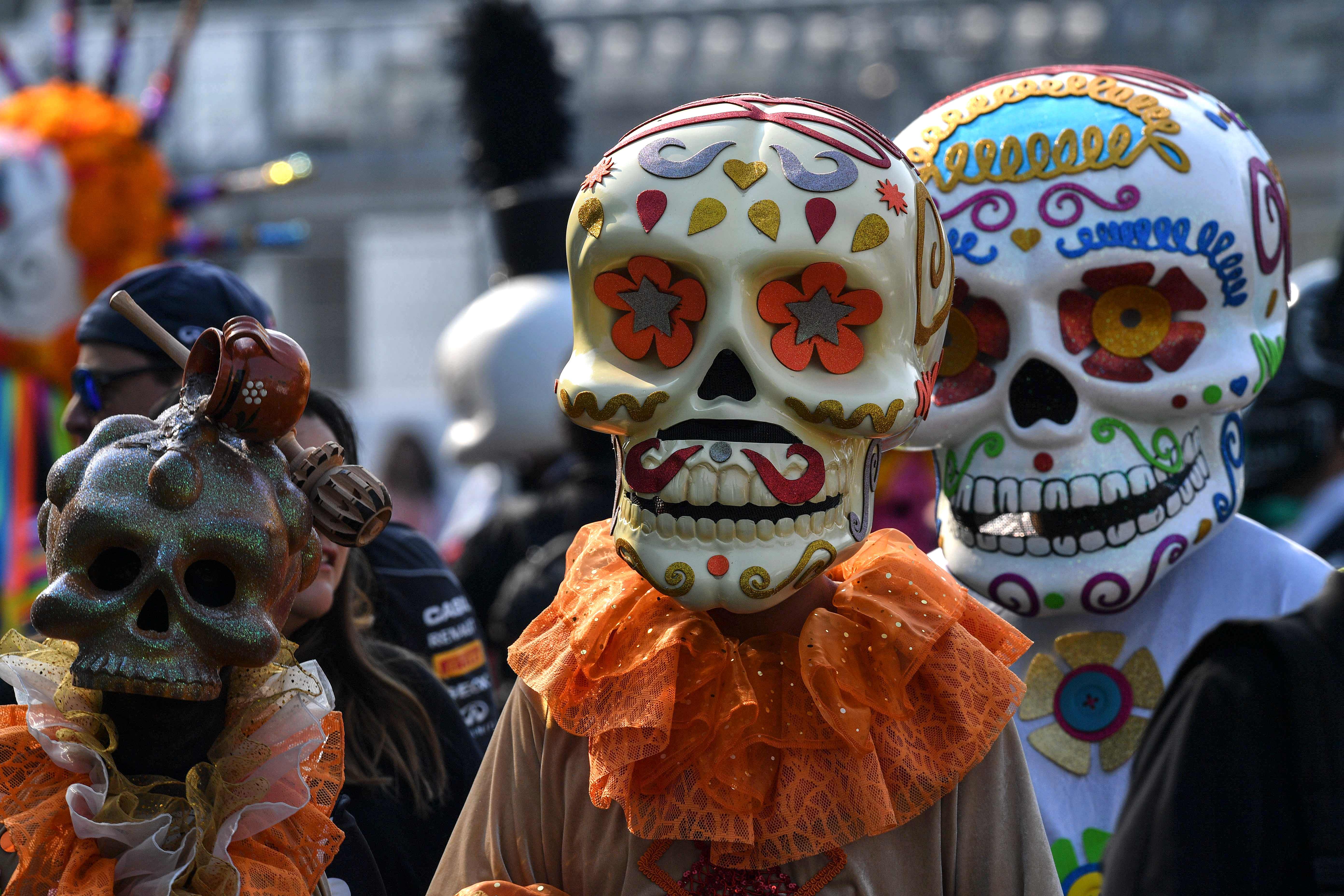 مكسيكيون يحتفلون بيوم الموتى