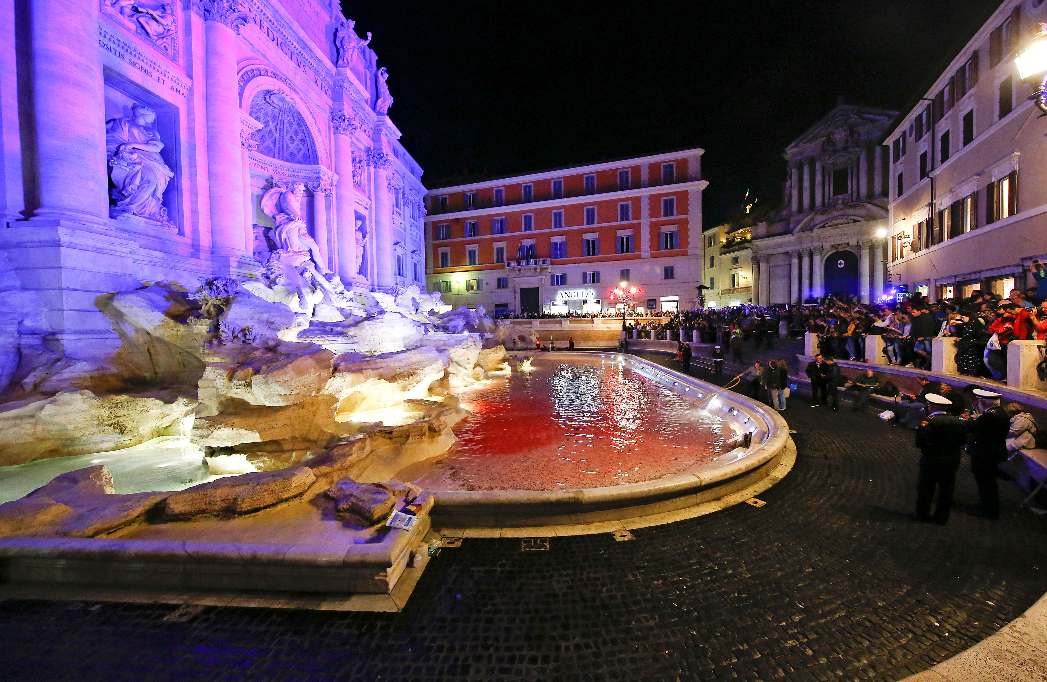 أشهر نافورة فى روما تتحول إلى اللون الأحمر
