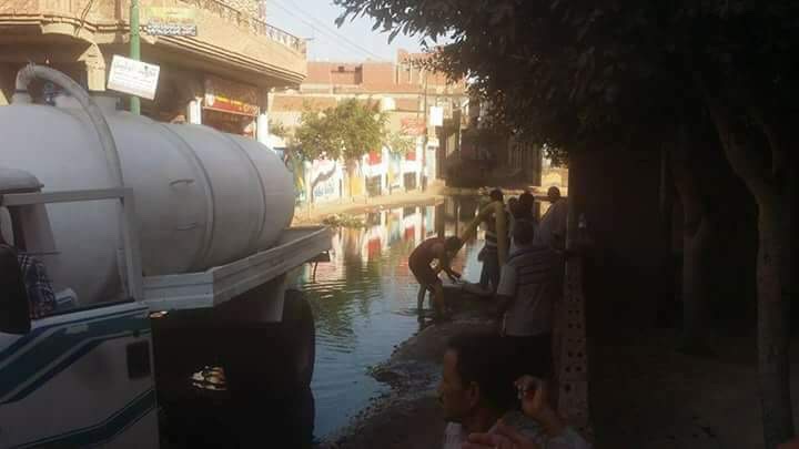 ١- غرق شوارع القرية بالصرف الصحى