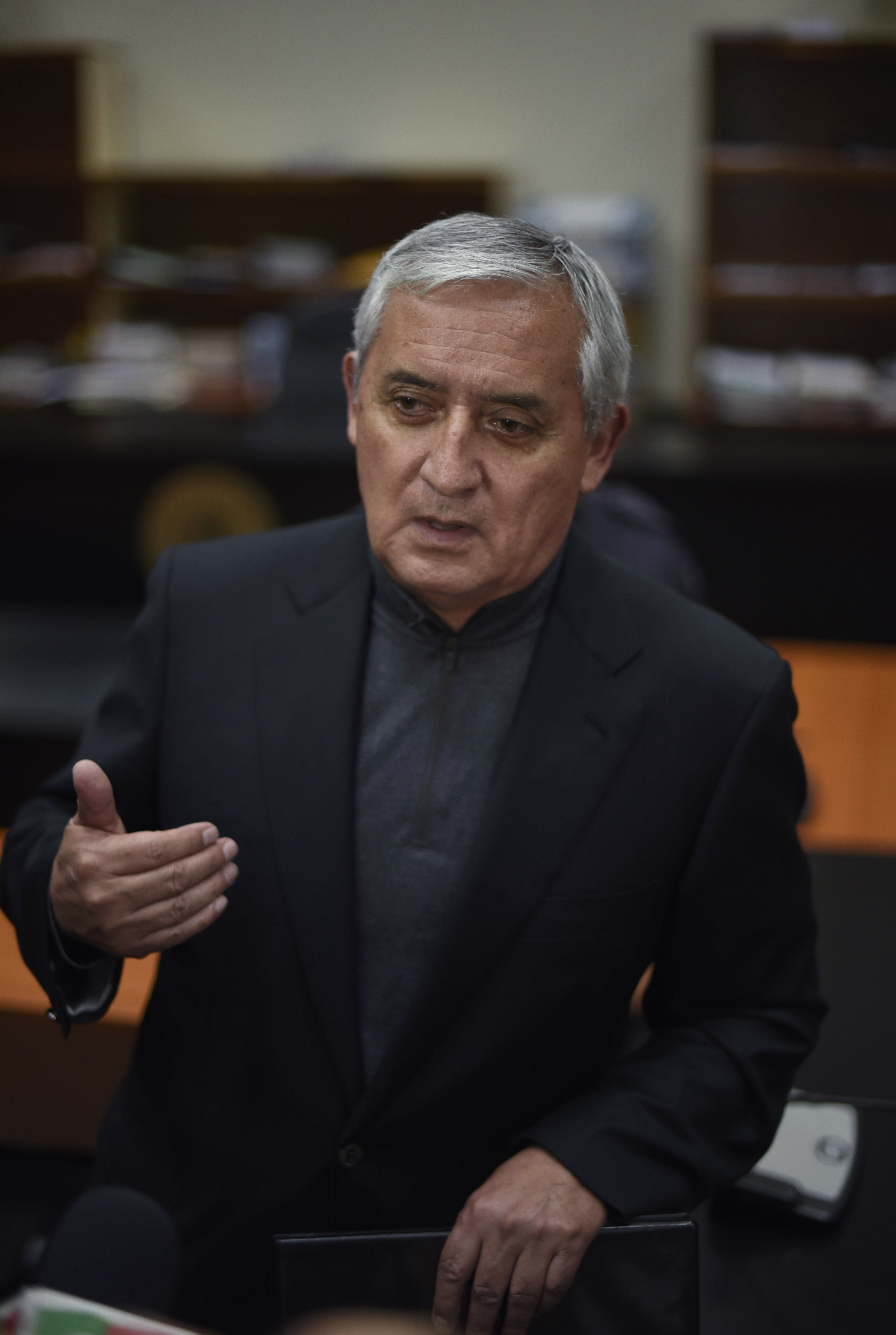 رئيس جواتيمالا السابق يغادر المحكمة