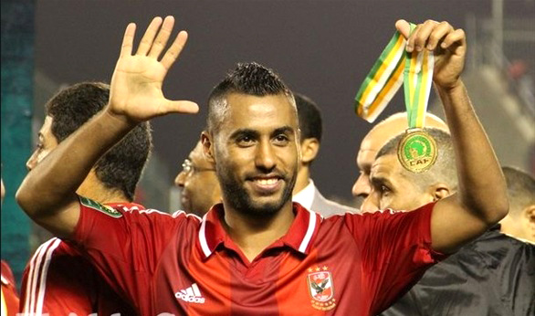حسام-عاشور يحمل الميدالية حسام-عاشور يحمل الميدالية