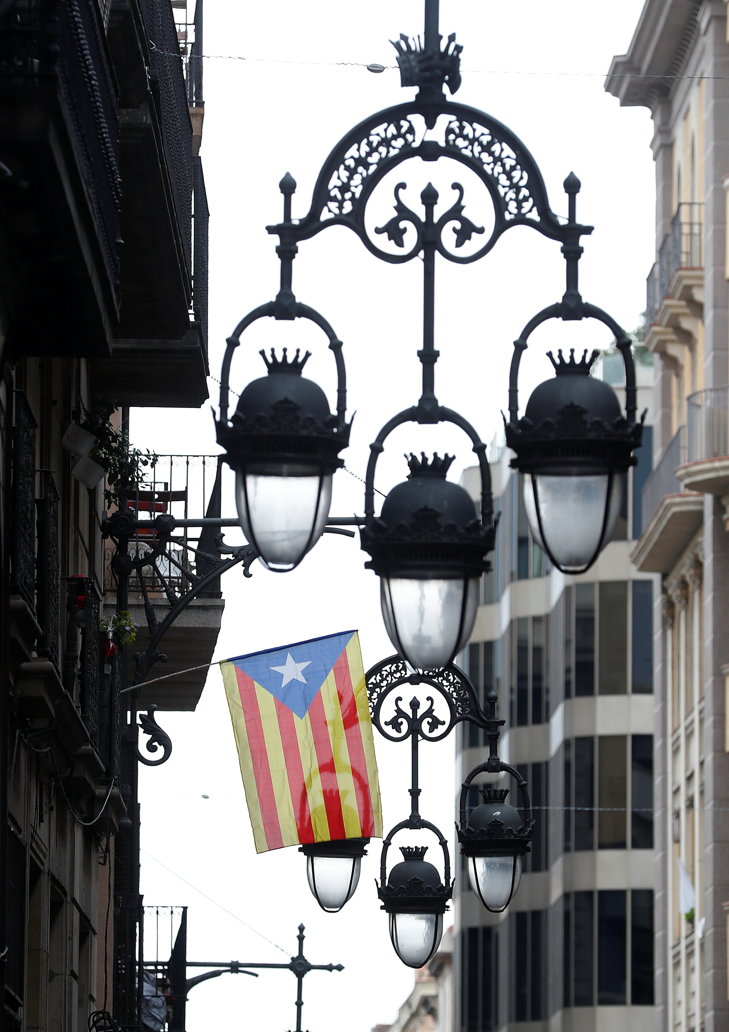 علم كتالونيا على شرفات المنازل