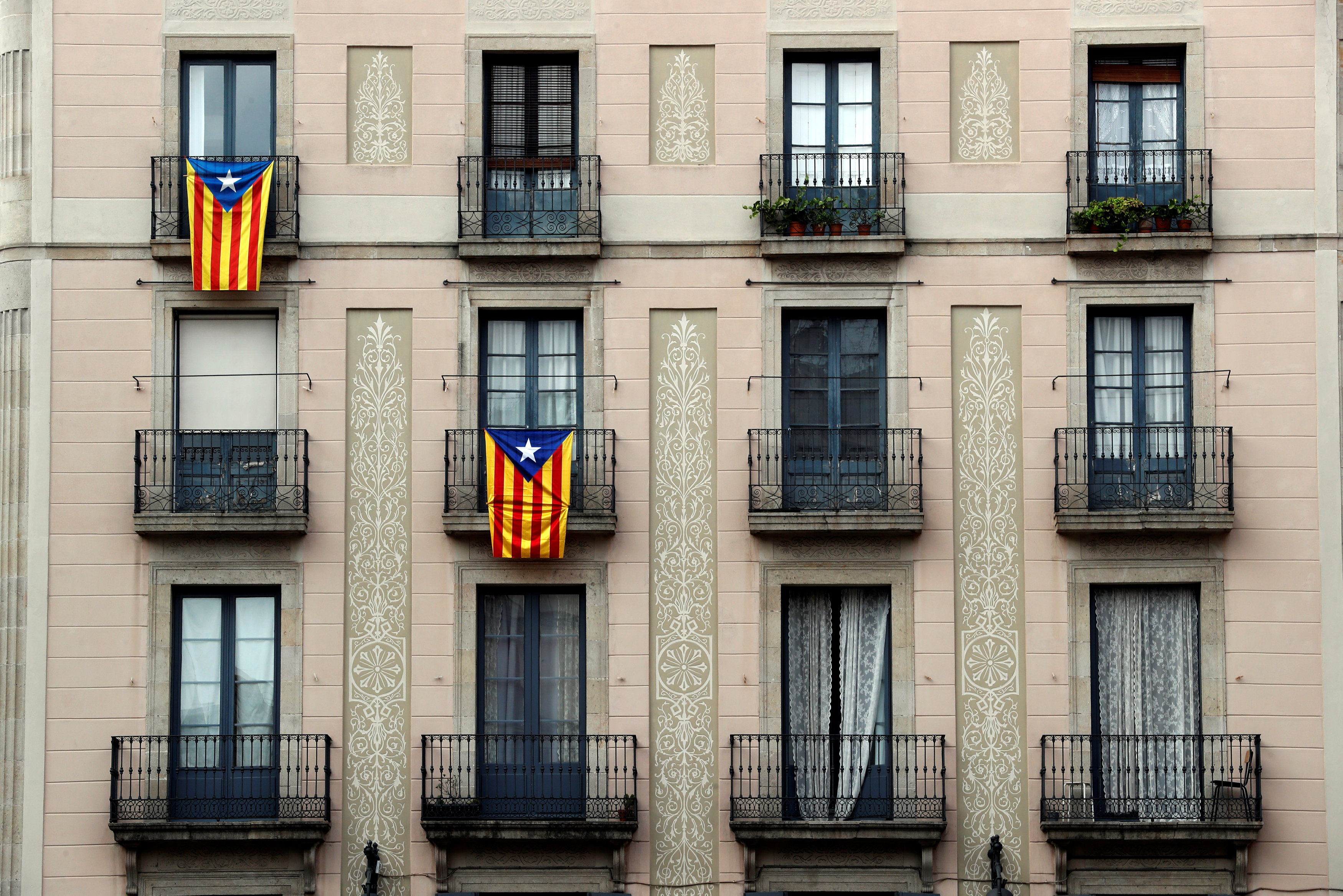 تعليق أعلام كتالونيا