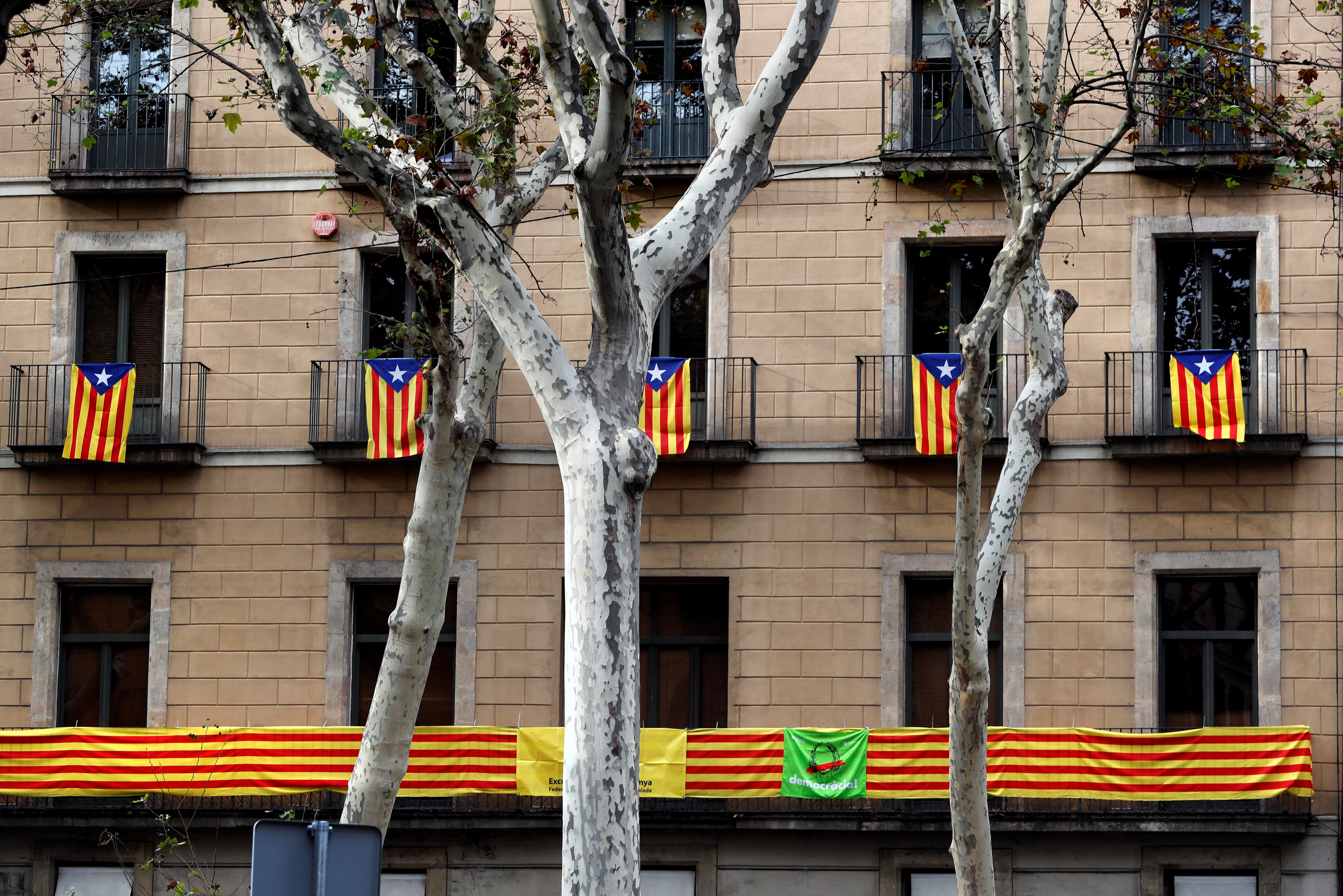 أعلام كتالونيا تزين المنازل