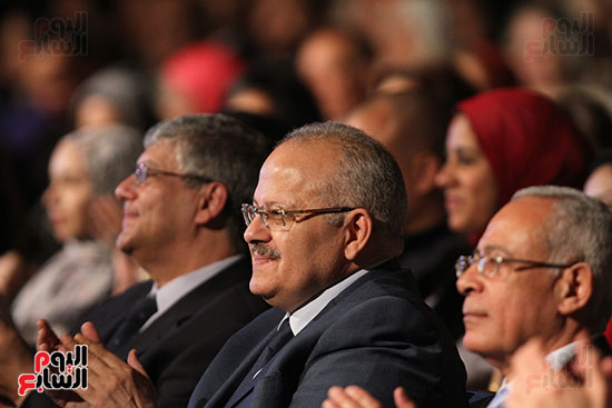  رئيس جامعة القاهرة خلال متابعة الحفل والتفاعل مع الفنان عمر خيرت