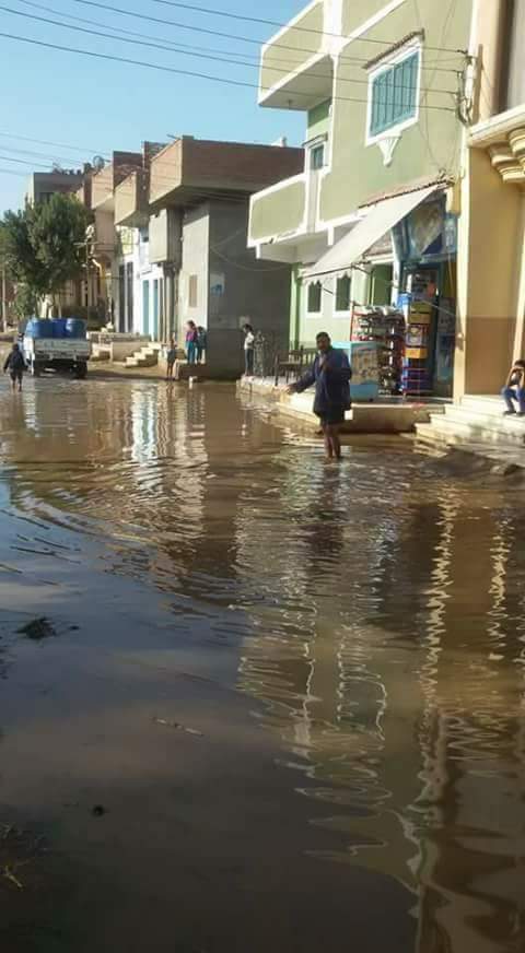 2- غرق منطقة السنترال بقرية قمبش بالمياه