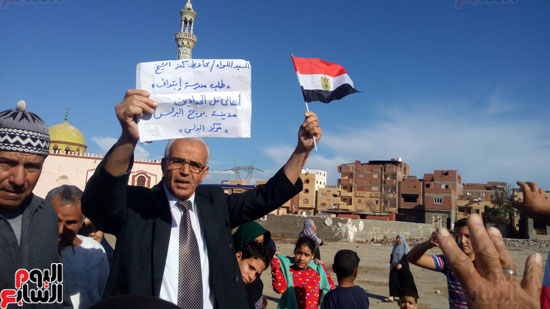 جانب من رفع أهالي قرية للافتات للمطالبة بإنشاء بمدرسة