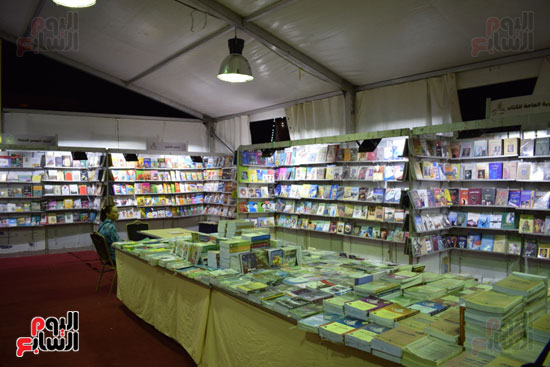 جانب من الكتب المصرية داخل معرض كتاب الاقصر