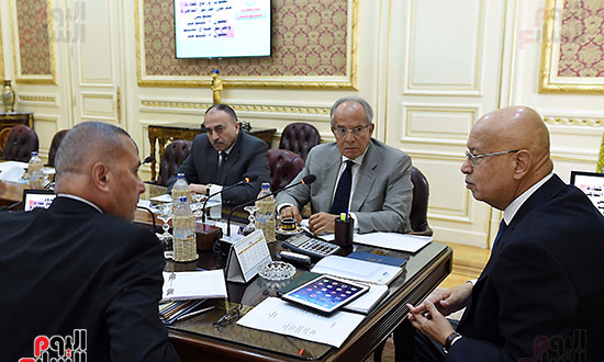 اجتماع رئيس الوزراء ووزير التنميه المحليه (4)