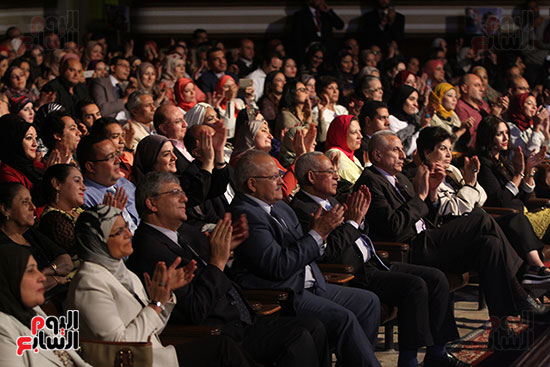  رئيس جامعة القاهرة ونوابه خلال التفاعل مع عزف الفنان عمر خيرت 