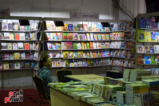 دار نشر "الرصيد الاجنبي" خلال المشاركة بمعرض كتاب الاقصر