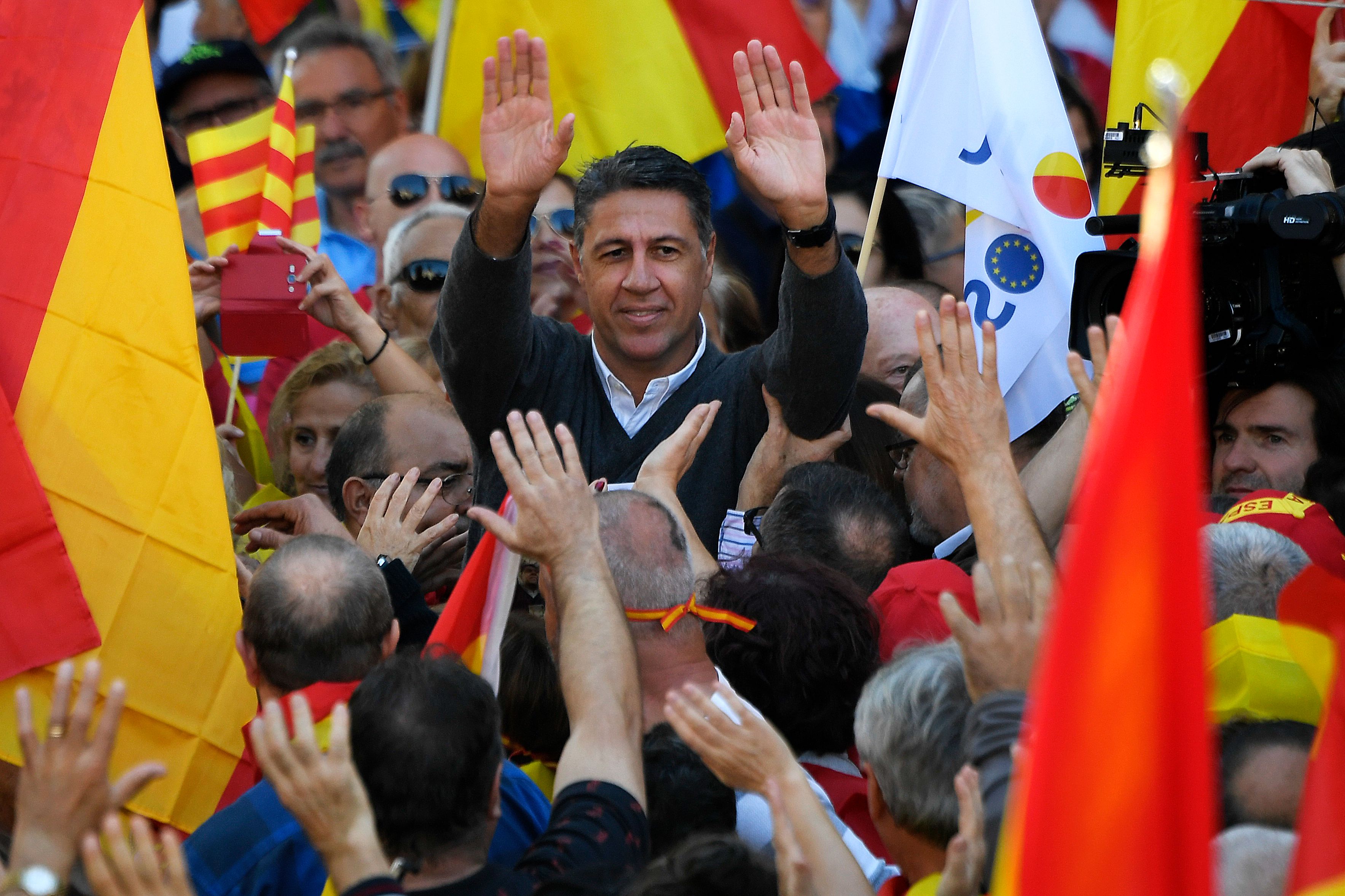رئيس حزب الشعب الإسبانى فى مظاهرات ضد استقلال كتالونيا