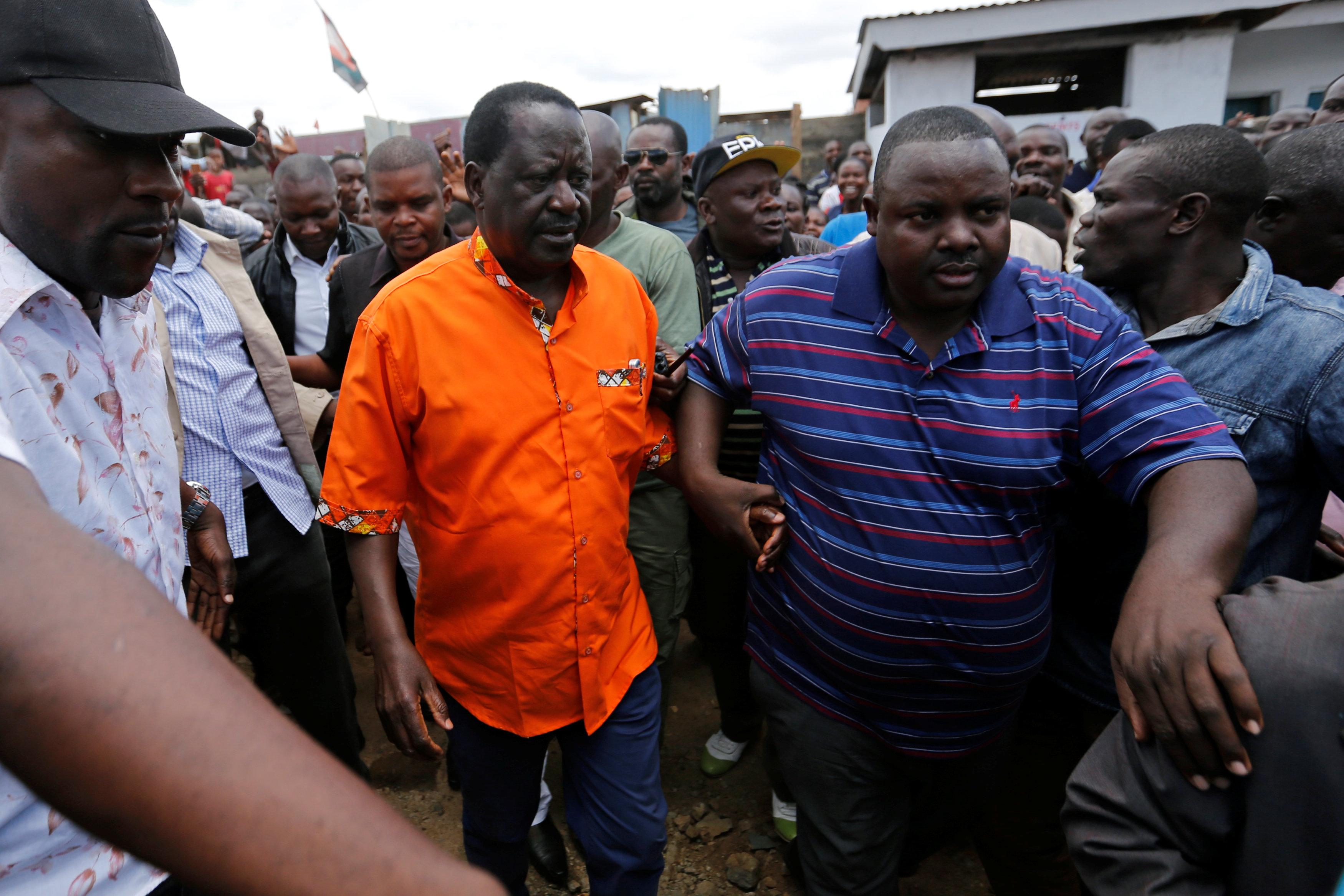 رايلا اودينجا زعيم المعارضة الكينية وسط أنصاره