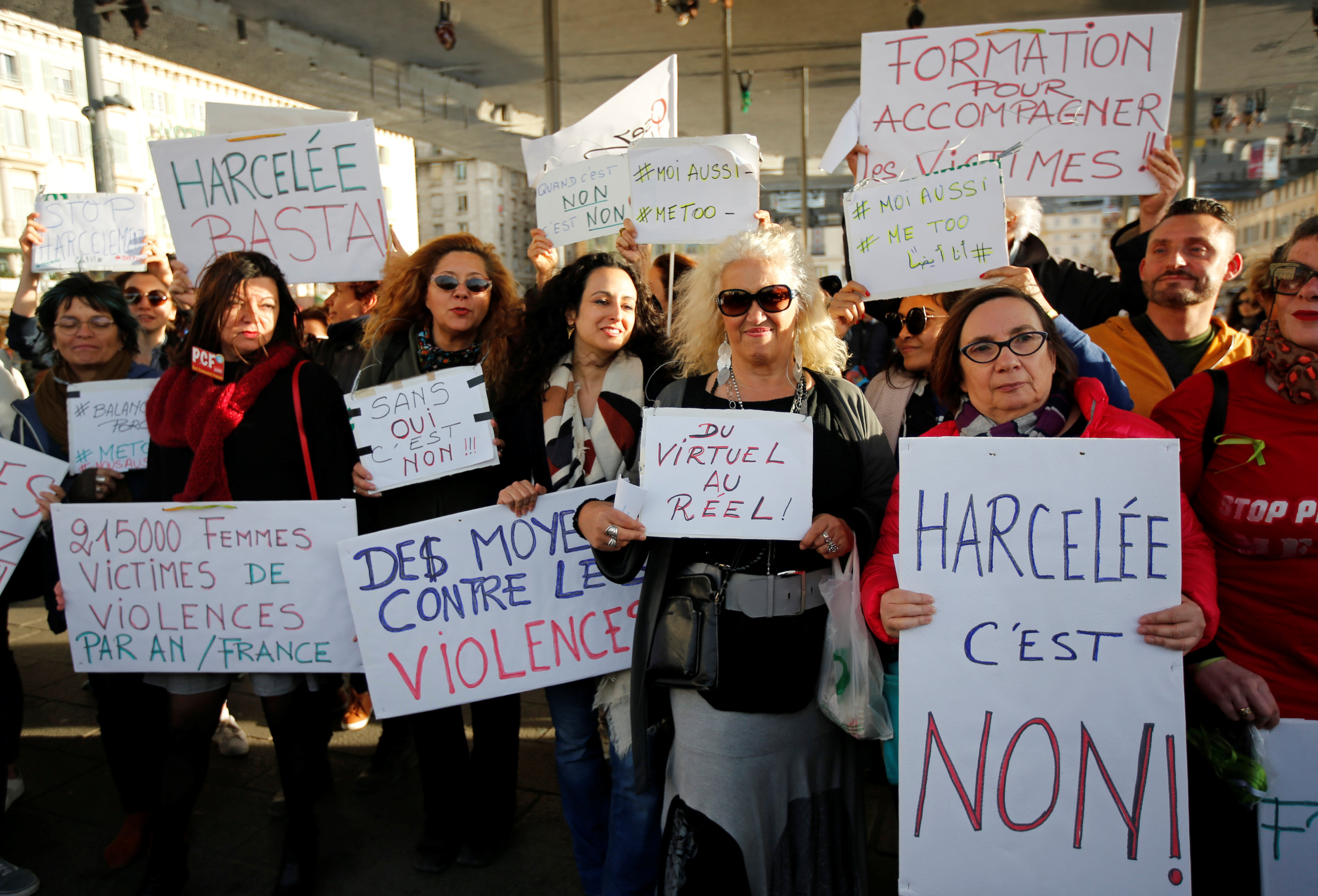 سيدات فى مدينة مارسيليا الفرنسية يتظاهرن دعما لحملة تو مى