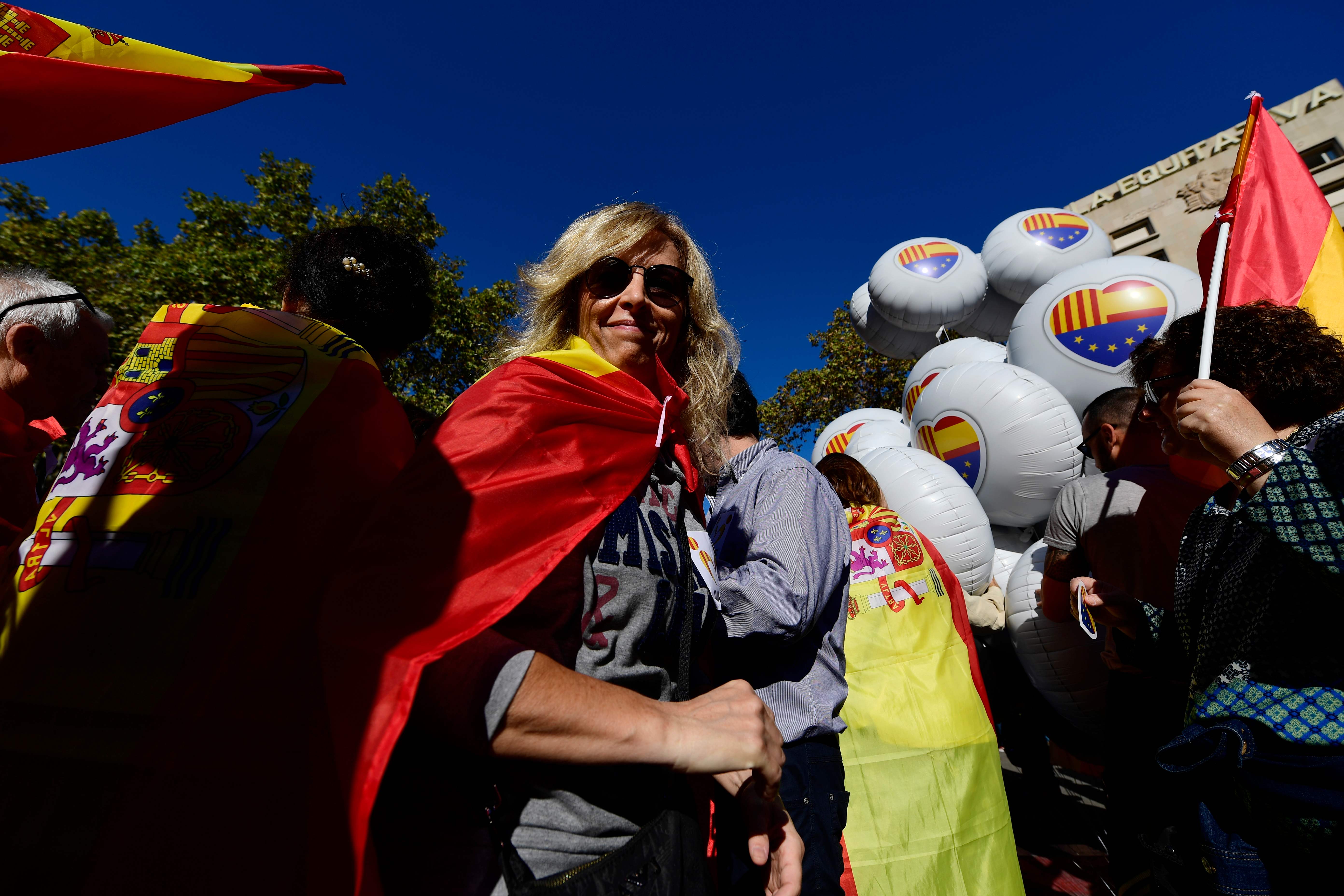 أعلام كتالونيا وإسبانيا على بالونات خلال مظاهرة فى برشلونة