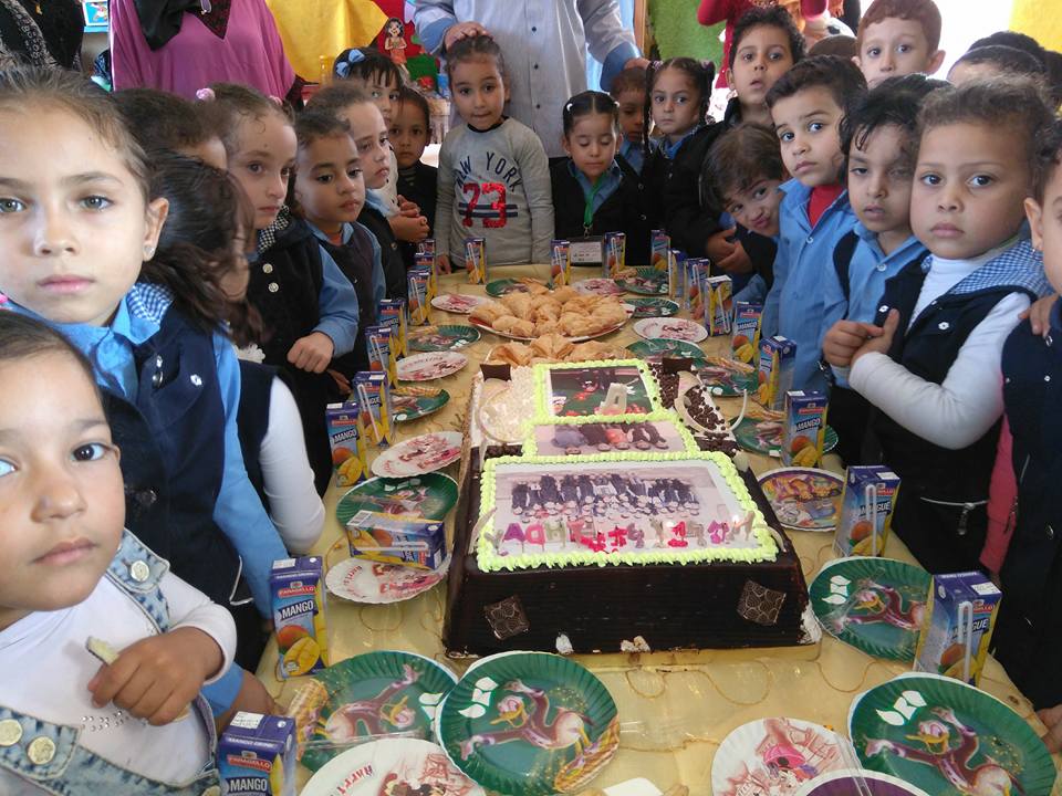  عيد ميلاد جماعي لأطفال لجذبهم للمدرسة