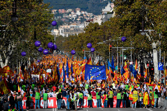 أعلام الاتحاد الأوروبى وإسبانيا فى مظاهرات ببرشلونة