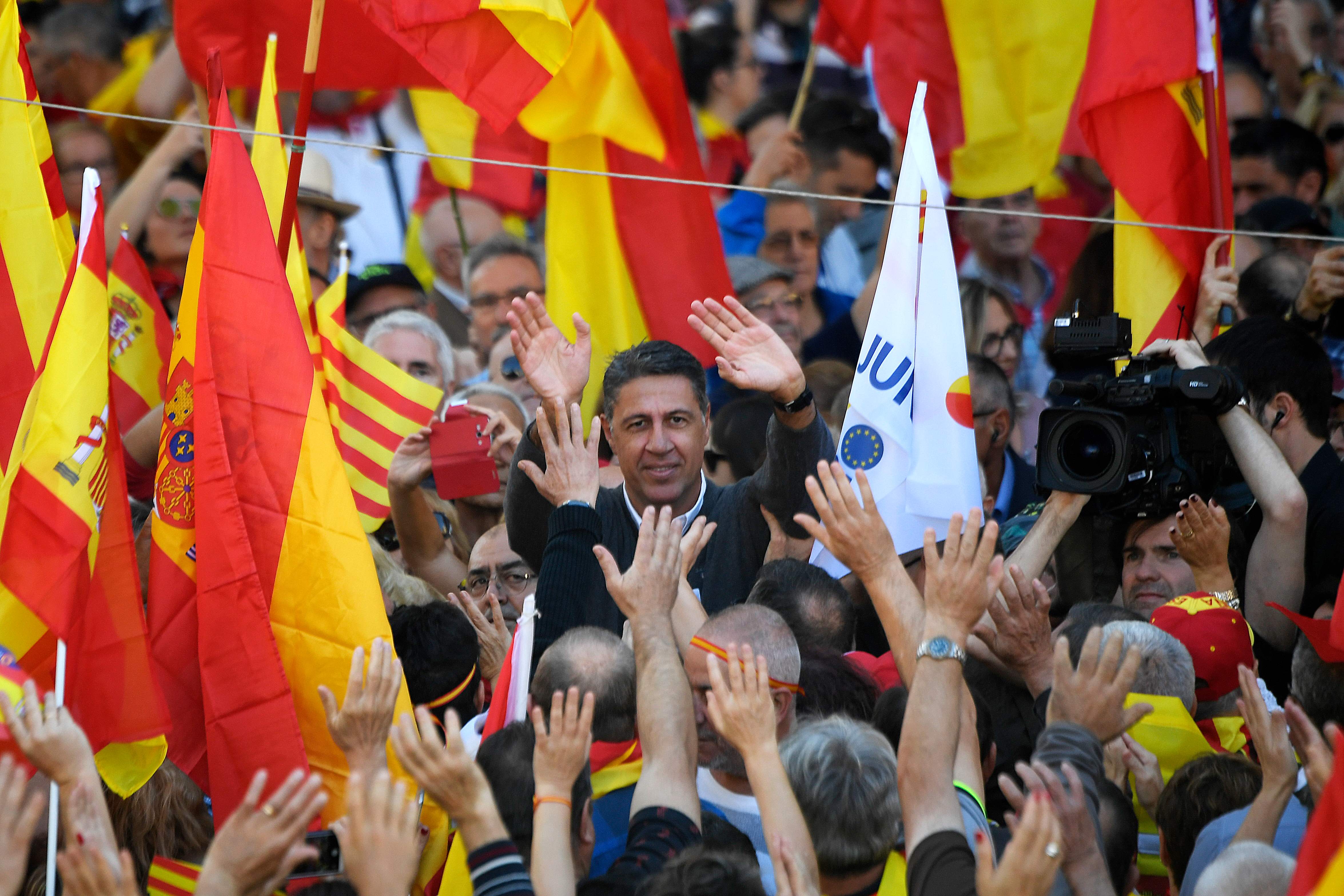 رئيس حزب الشعب الإسبانى يحيى المتظاهرين فى برشلونة