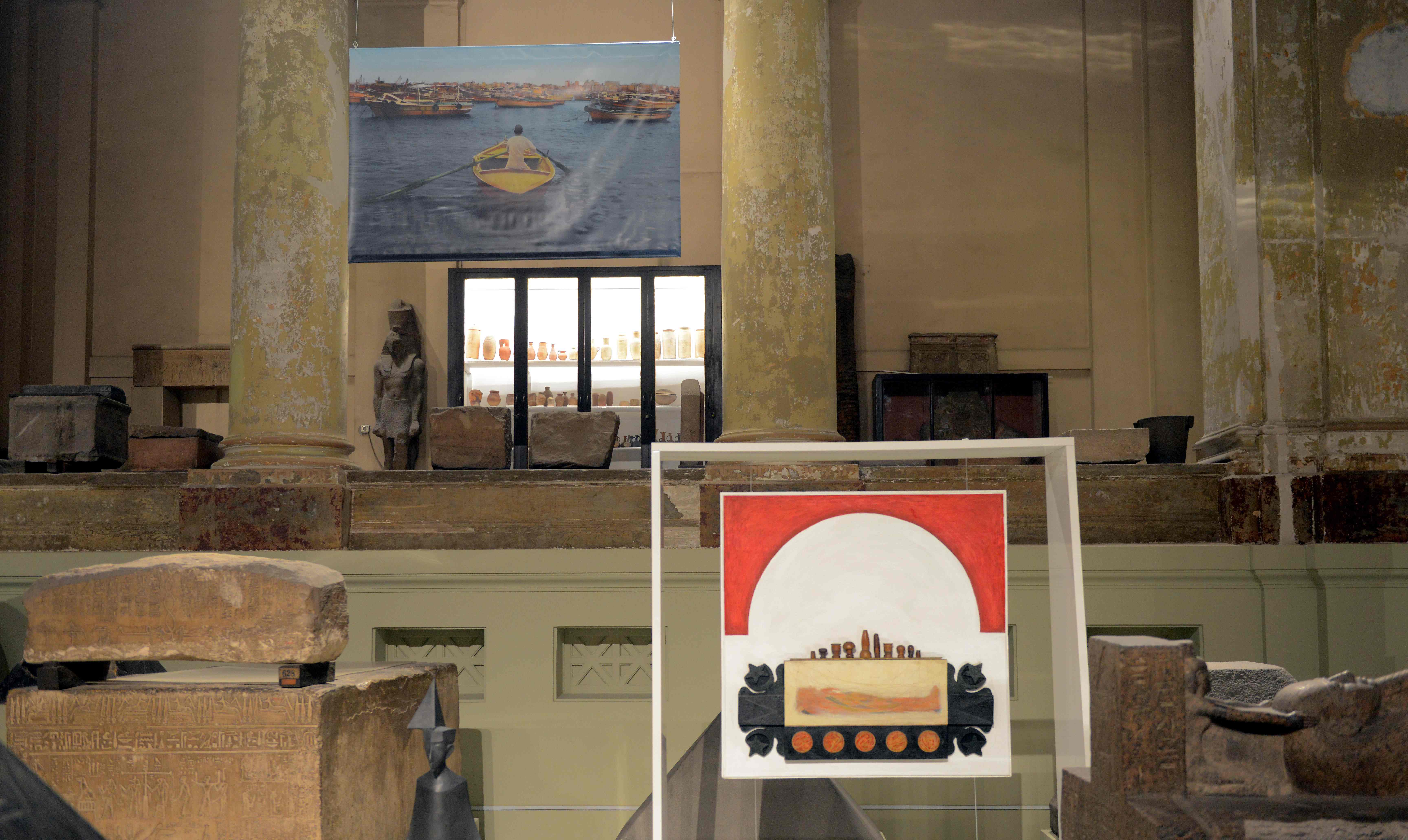 لوحات الفن التشكيلى وسط تماثيل وآثار الفراعنة بالمتحف المصرى