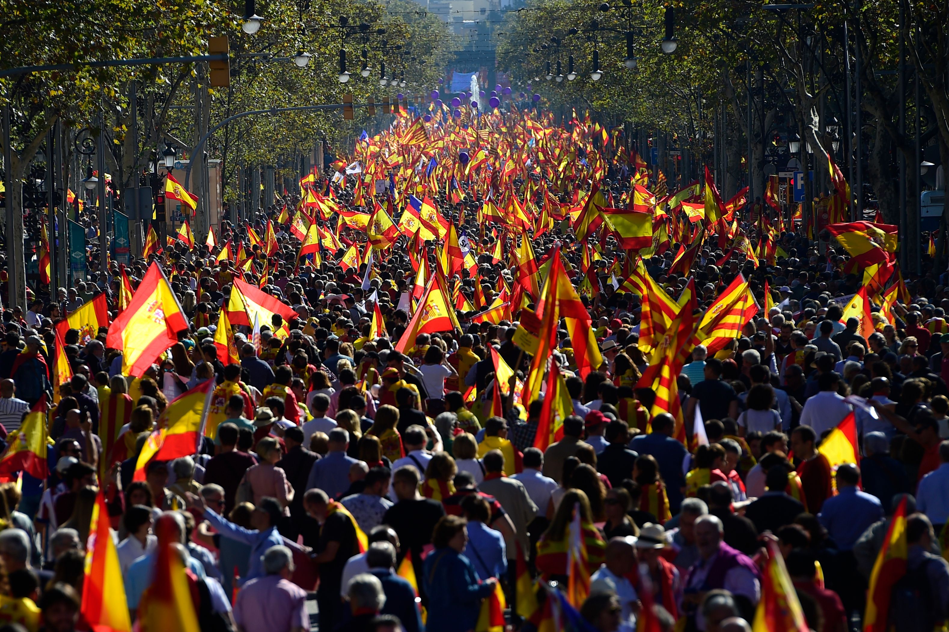 شوارع برشلونة تمتلئ بالمتظاهرين الرافضين لاستقلال كتالونيا