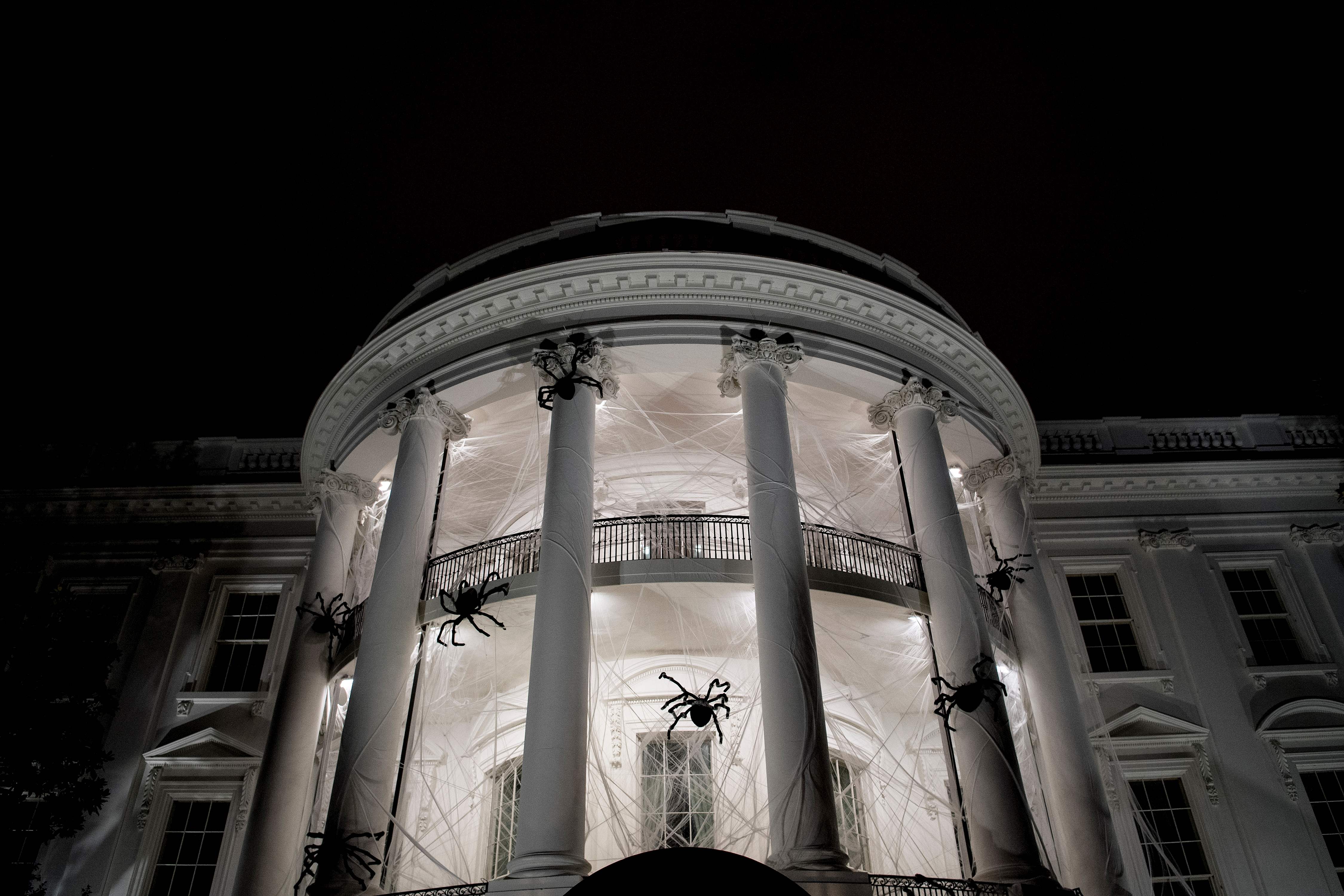 دمى العناكب تتسلق البيت الأبيض