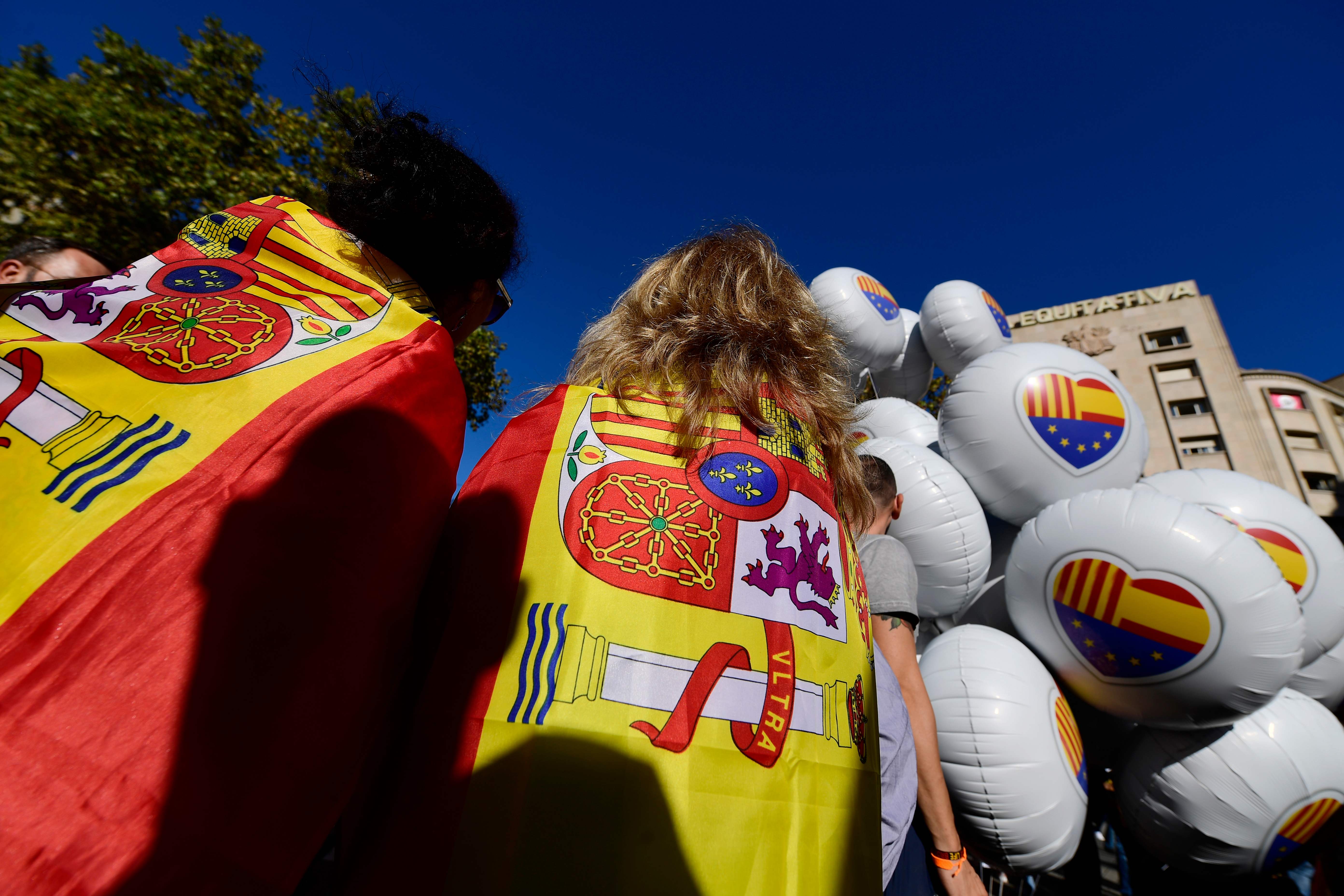 متظاهرة تتشح بالعلم الإسبانى خلال مظاهرة فى كتالونيا