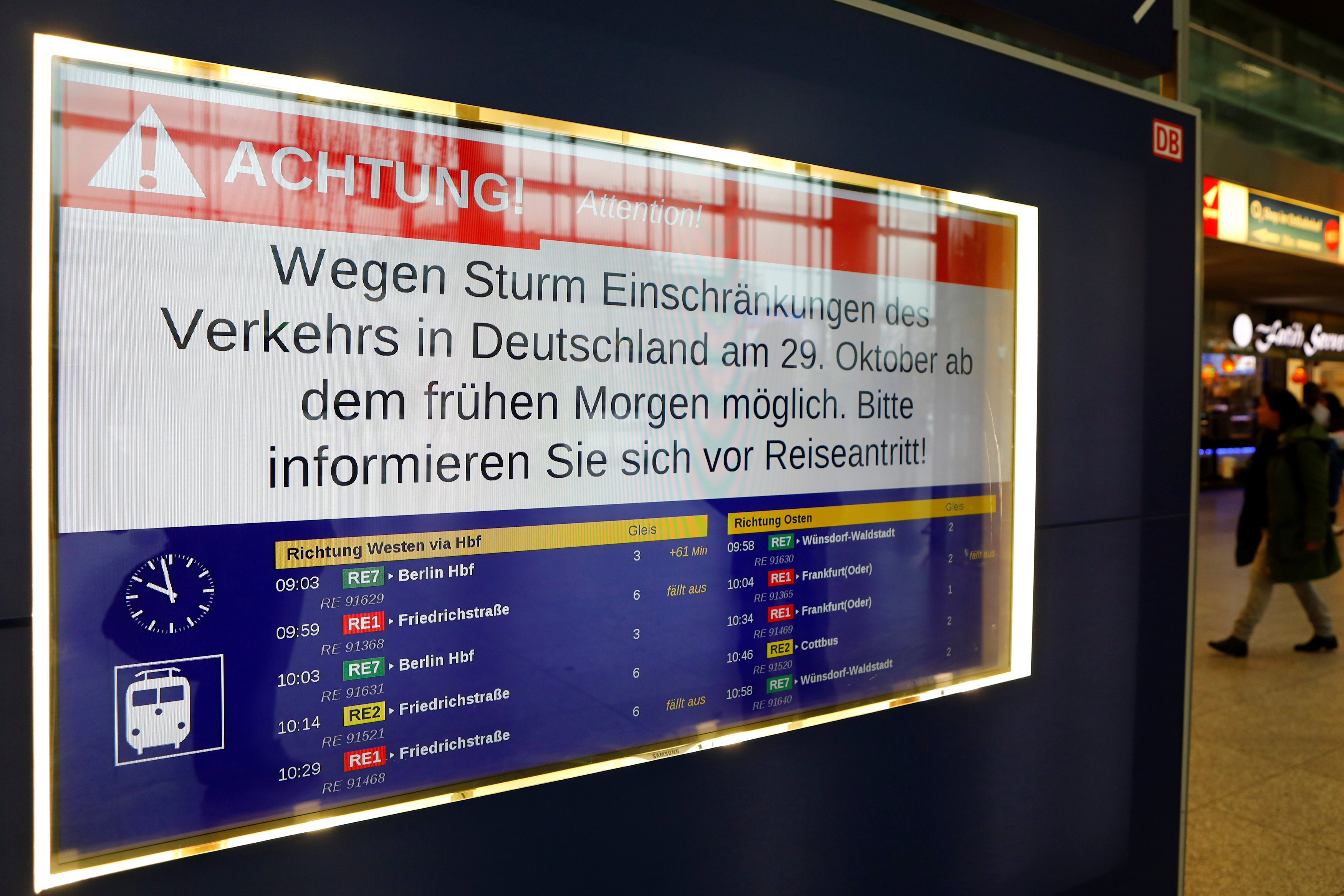 إعلان تحذير بإلغاء رحلات قطارات فى برلين بسبب عاصفة