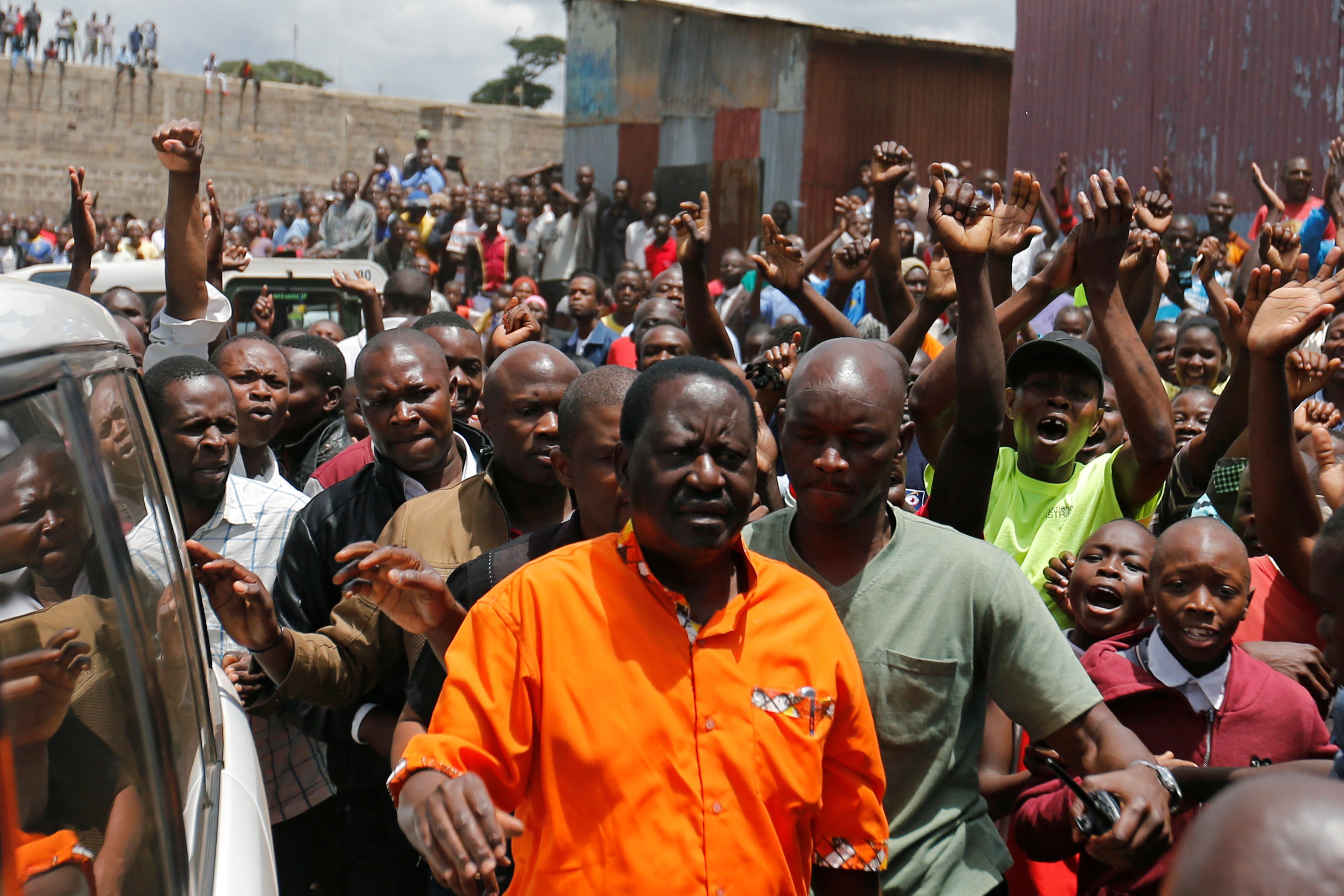 أنصار زعيم المعارضة الكينية يحيونه فور وصوله